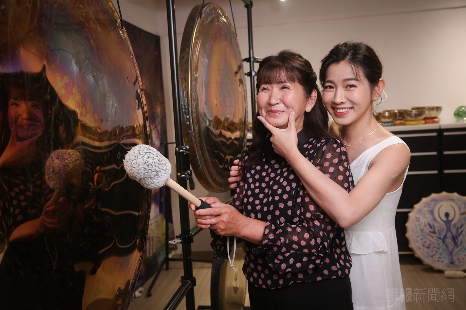 米可白（右）帶媽媽（左）體驗頌缽紓壓。場地提供：前方有路幸福店。李鍾泉攝