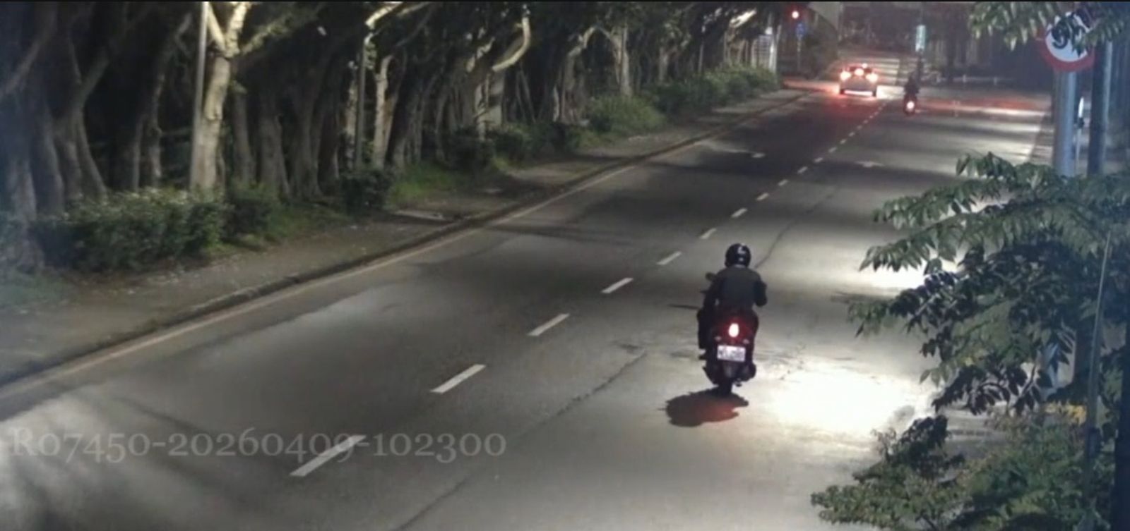 高男犯後騎乘機車逃逸。翻攝畫面