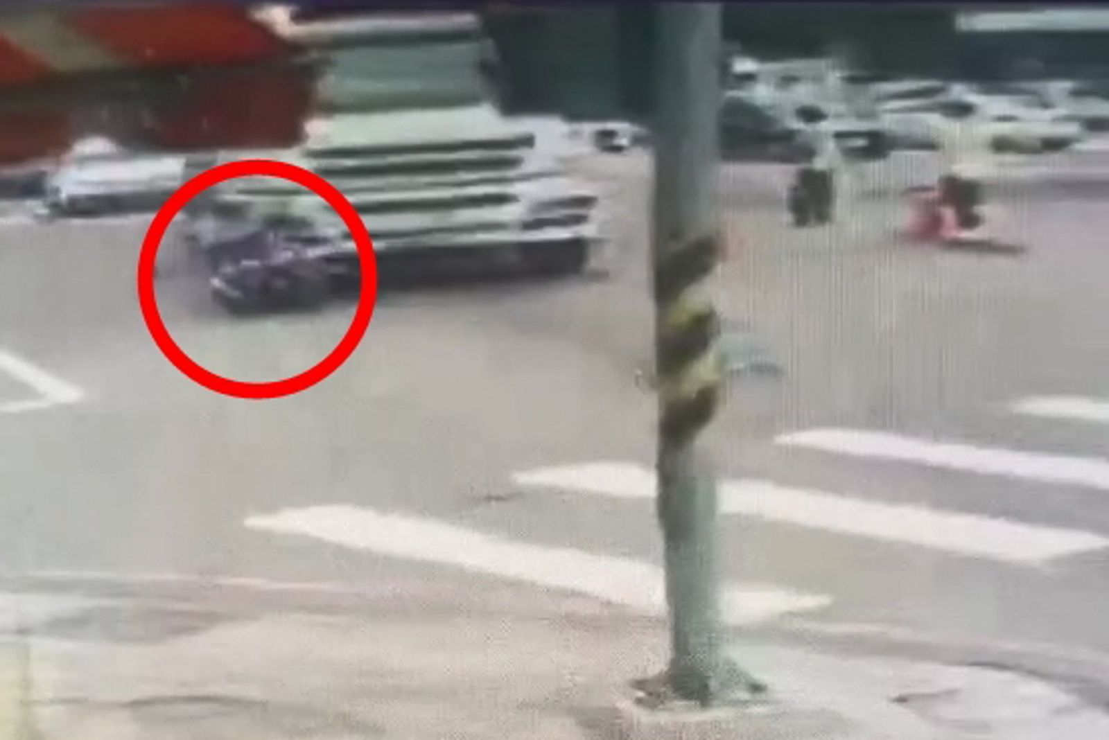 混凝土預拌車駕駛為閃避路障,向右靠行時不慎與女騎士發生碰撞。民眾提供