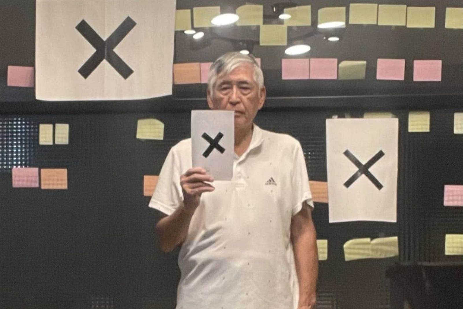 柯一正怒砸賓士發聲了！揭車主和解遲到「開價11萬故意設局」　否認跳上引擎蓋只是「氣到跳腳」！　