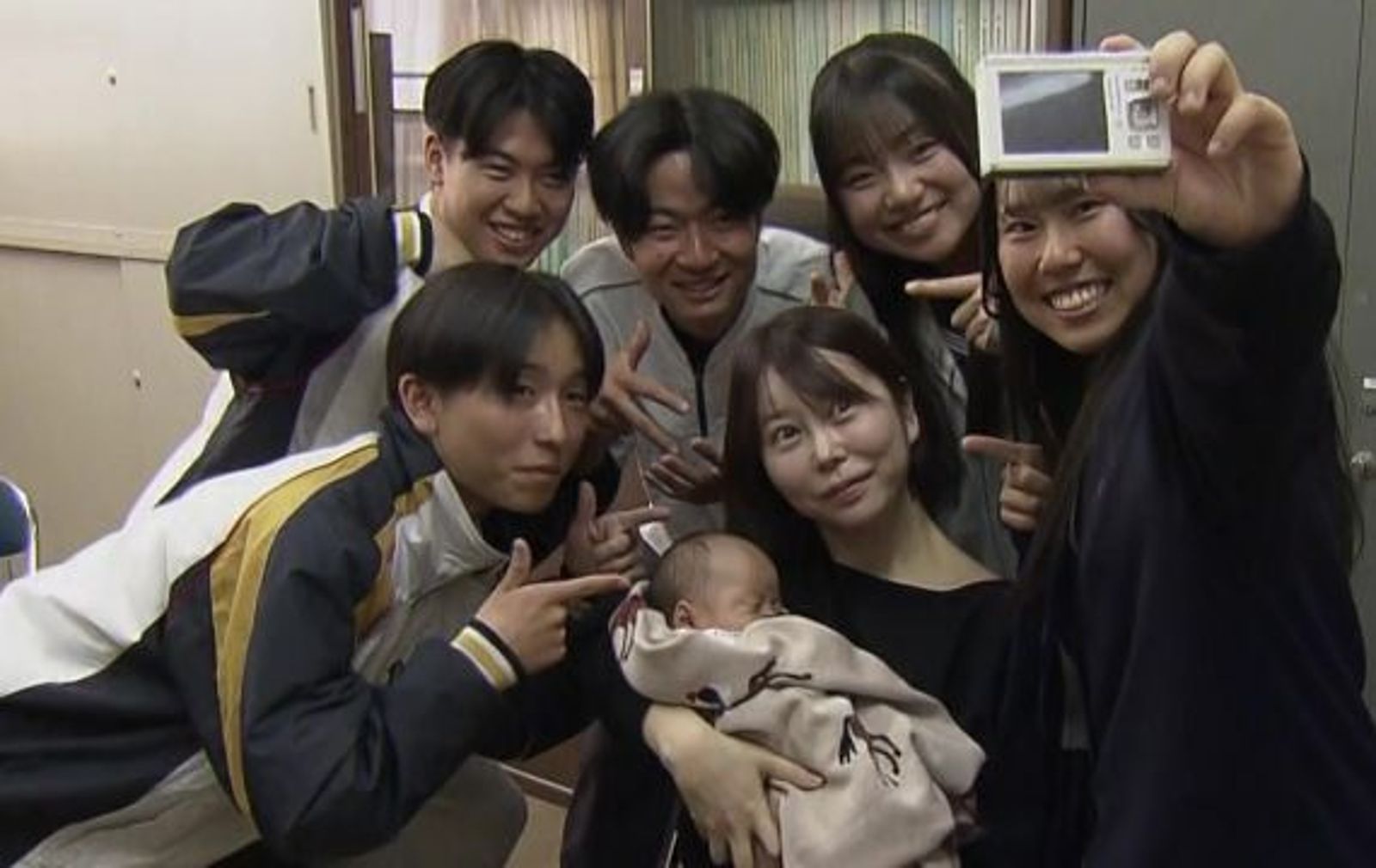 列車進站前5分鐘「孕婦昏迷摔下鐵軌」　高中生急跳下軌道救人...結局超暖心