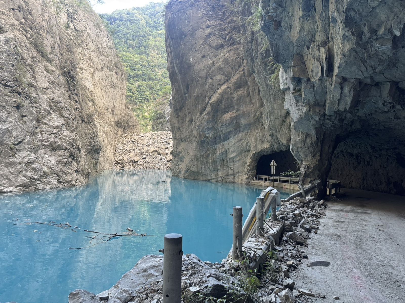 因300m堰塞湖封閉3000m國家公園 登山部落客:揭內政部高層「昏庸蠻橫官威嘴臉」