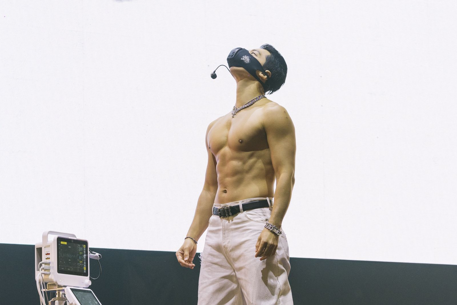 Rain小巨蛋演唱會上半場都裸著上身，大秀精實肌肉。大步整合行銷提供