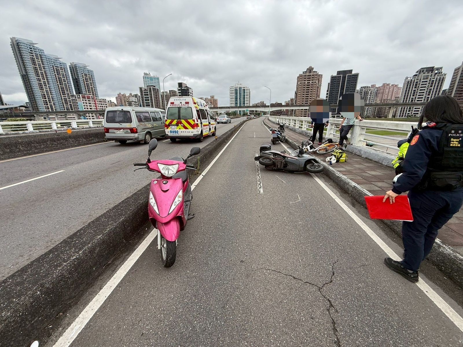 機車到連環事故造成交通受阻。翻攝畫面