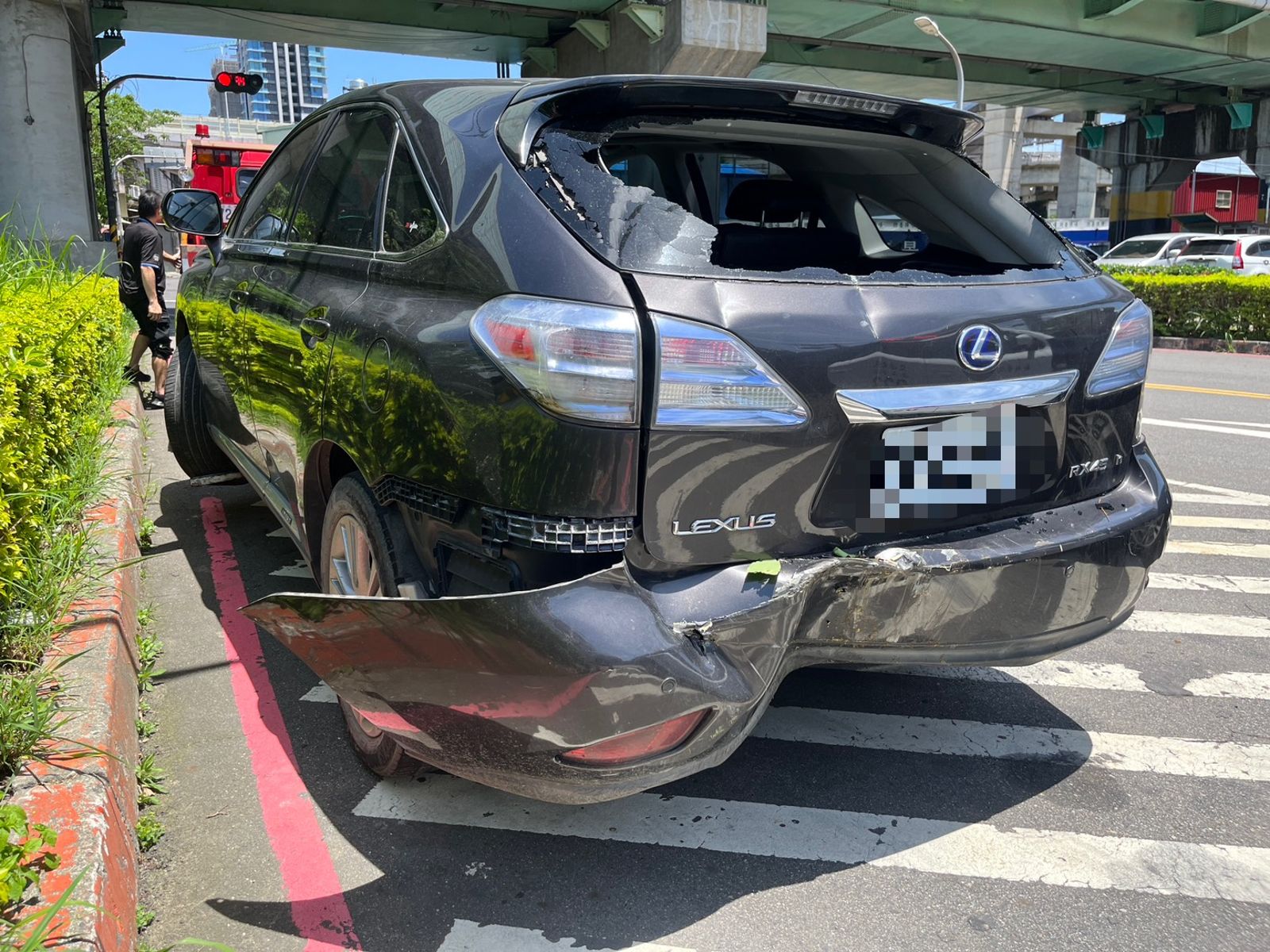 休旅車車尾因撞擊受損。翻攝畫面