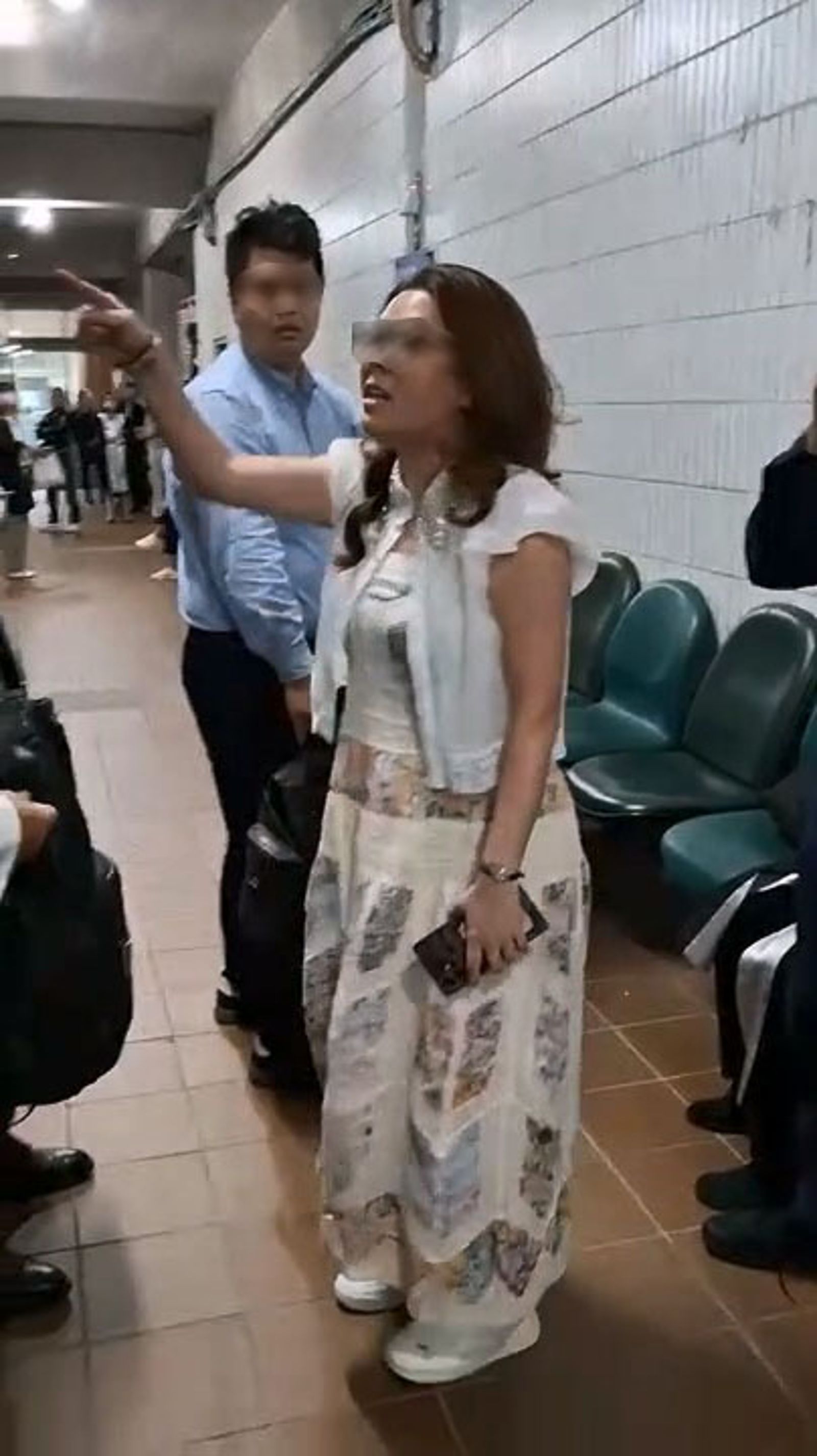 林姓女子在法庭外情緒失控，辱罵律師與記者。民眾提供