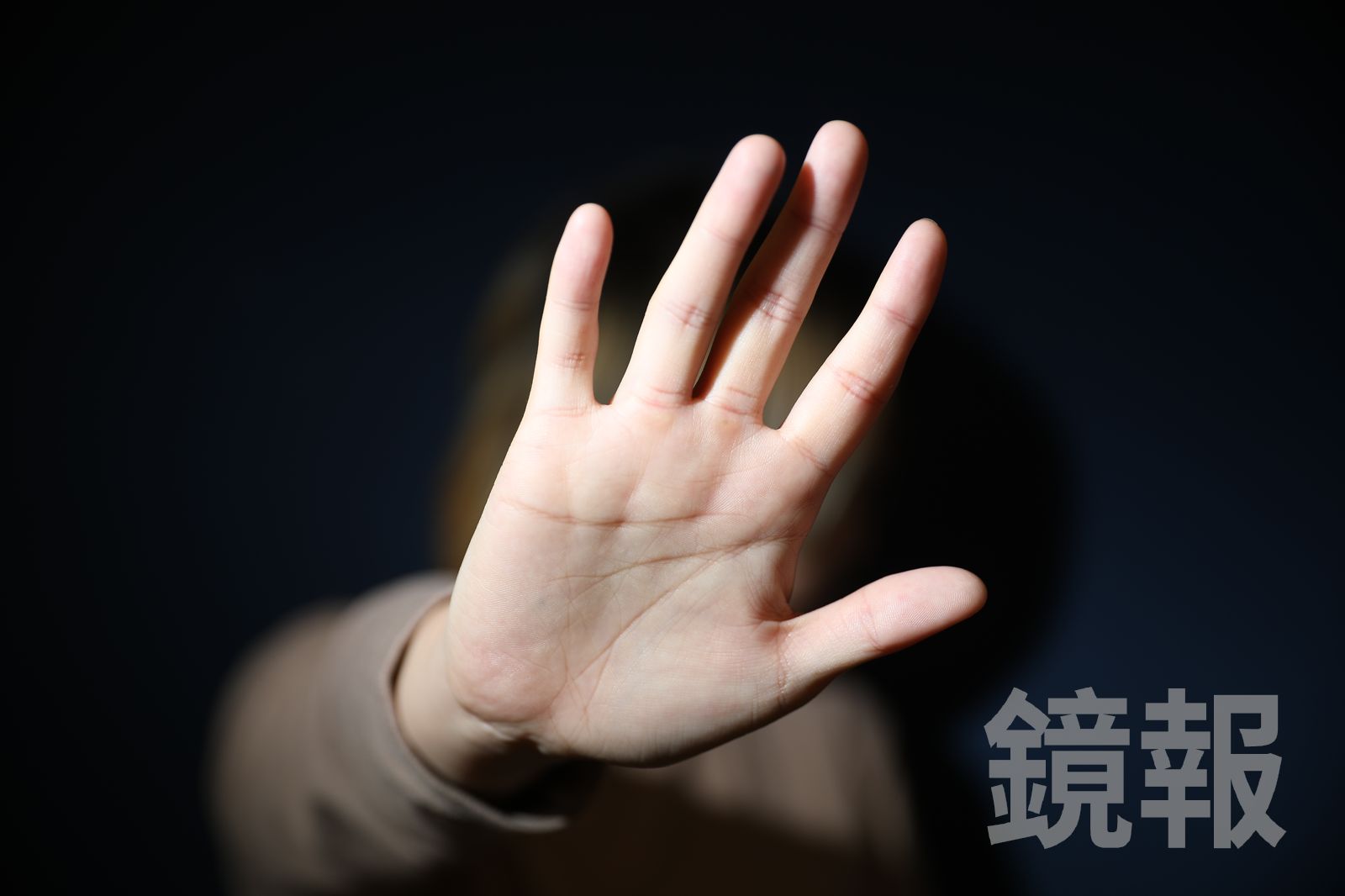 發現16歲女兒傳裸照給同學！鬼父逼她脫光「2度性侵」：這是妳自找的