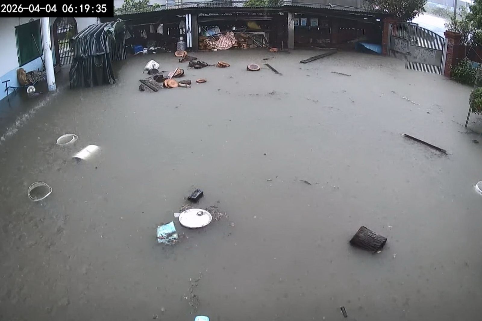 苗栗縣4日暴雨釀災，苗栗市福安里一處三合院水淹高達60公分。民眾提供