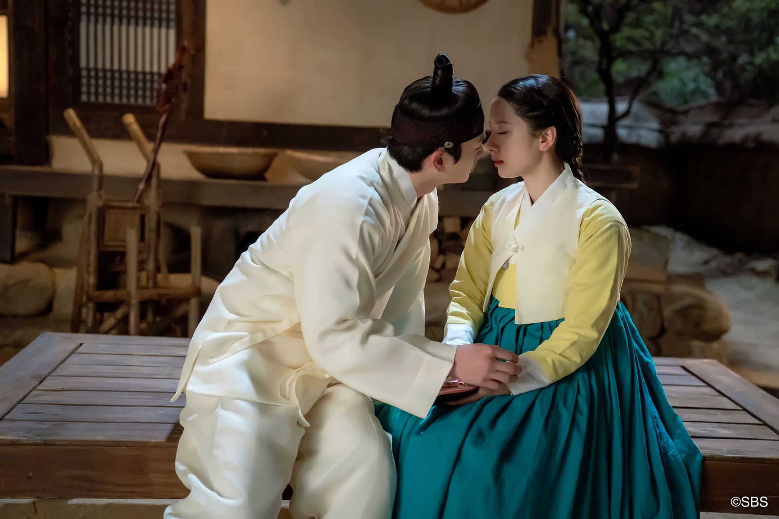 《鬼宮》眾所期待的男女主角吻戲終於登場。Hami Video提供