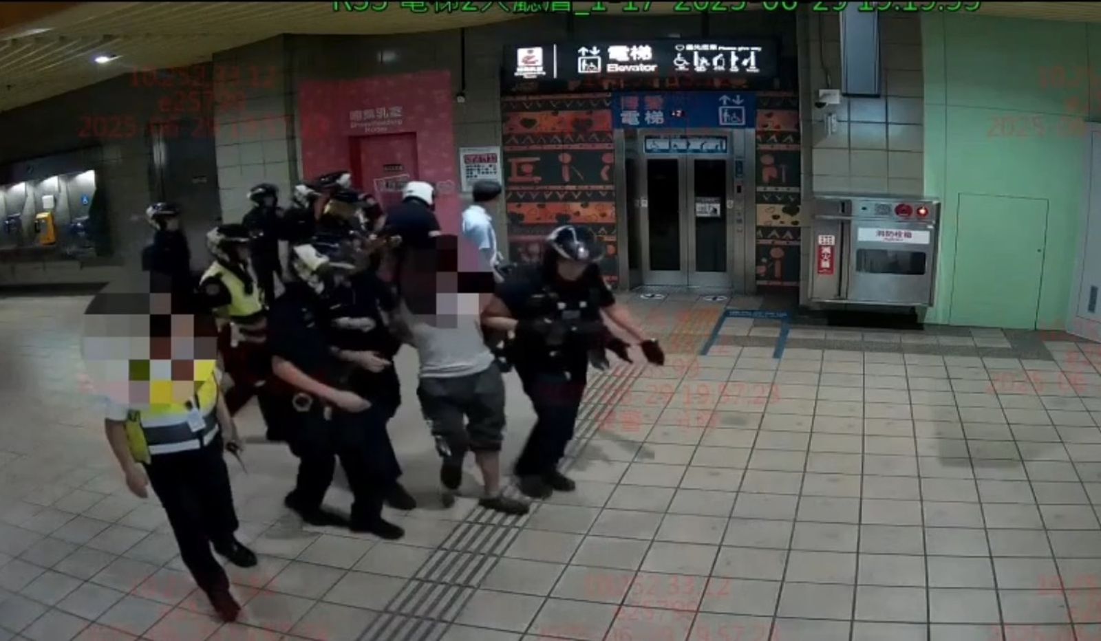 沒水準兼不衛生!淡水男買壽司「拿了又放回」 遭勸阻竟持榔頭揮舞、罵店員