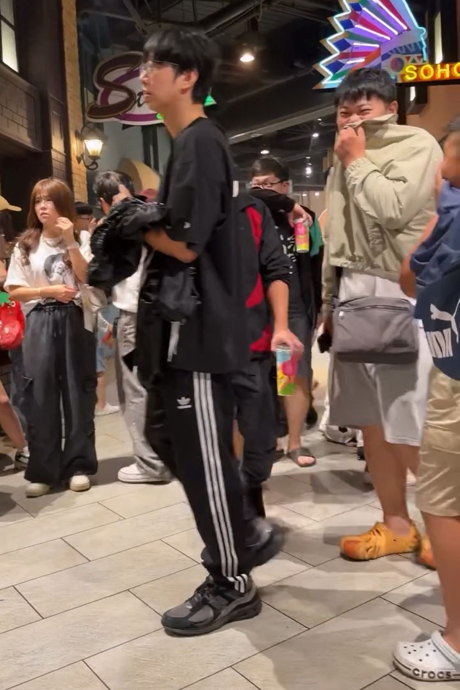 在12樓美食街的民眾聞到燒焦異味，無奈用外套摀鼻。畫面翻攝threads yyuutzz