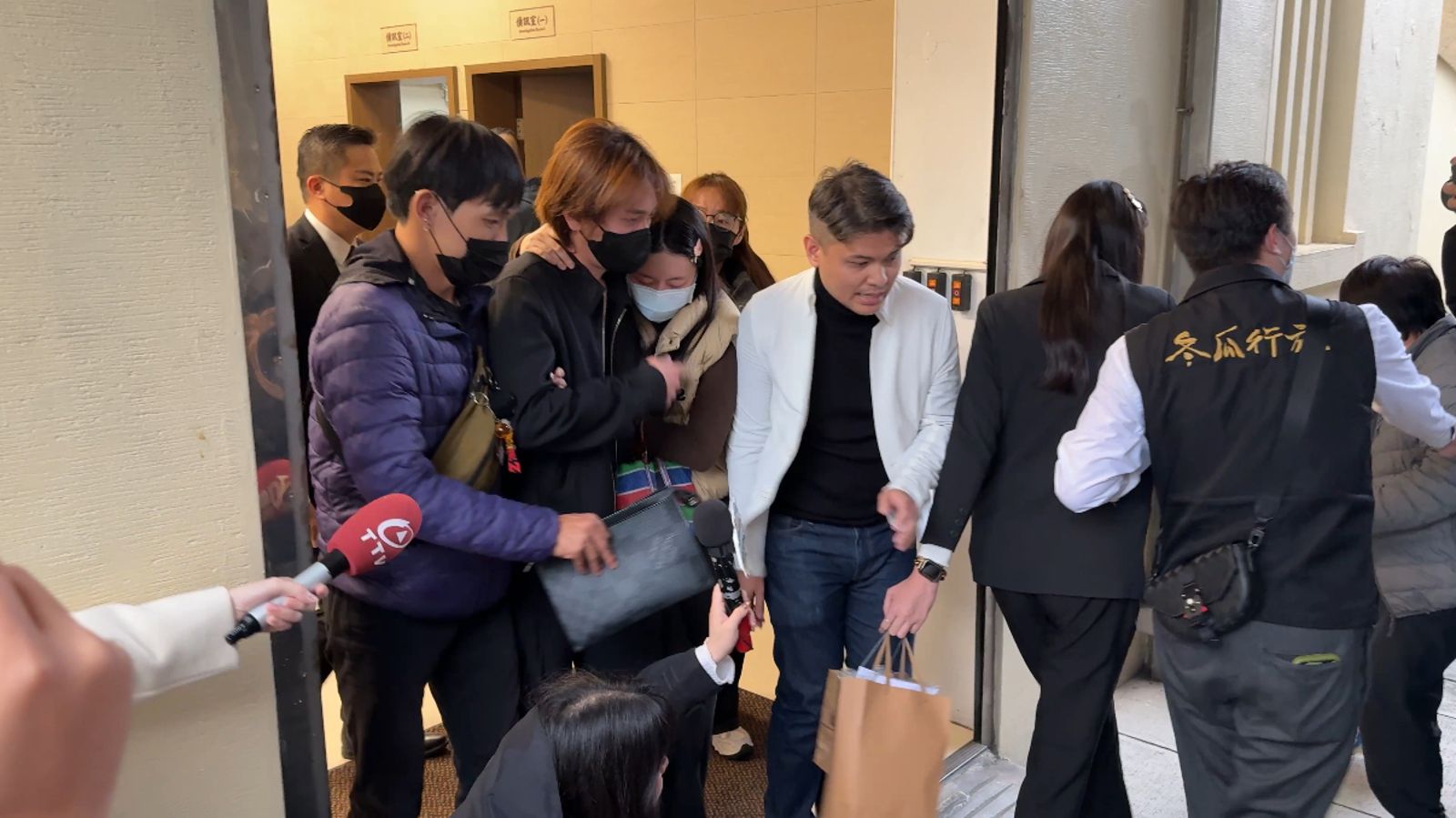 曹西平乾兒子昨日相驗遺體悲慟不已，在女友陪同下離開。呂健豪攝