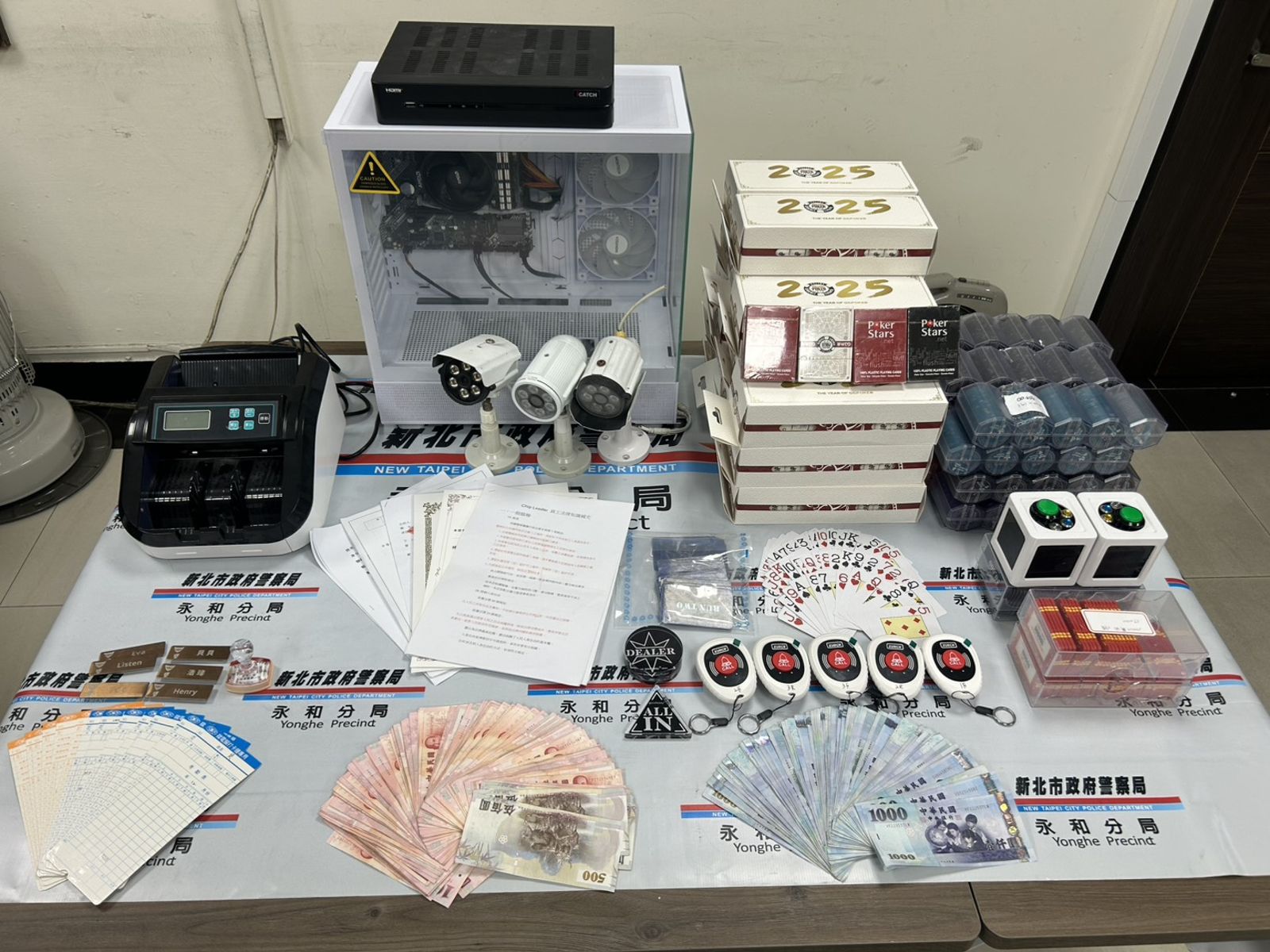 現場查扣的賭資、賭具等相關證物。翻攝畫面