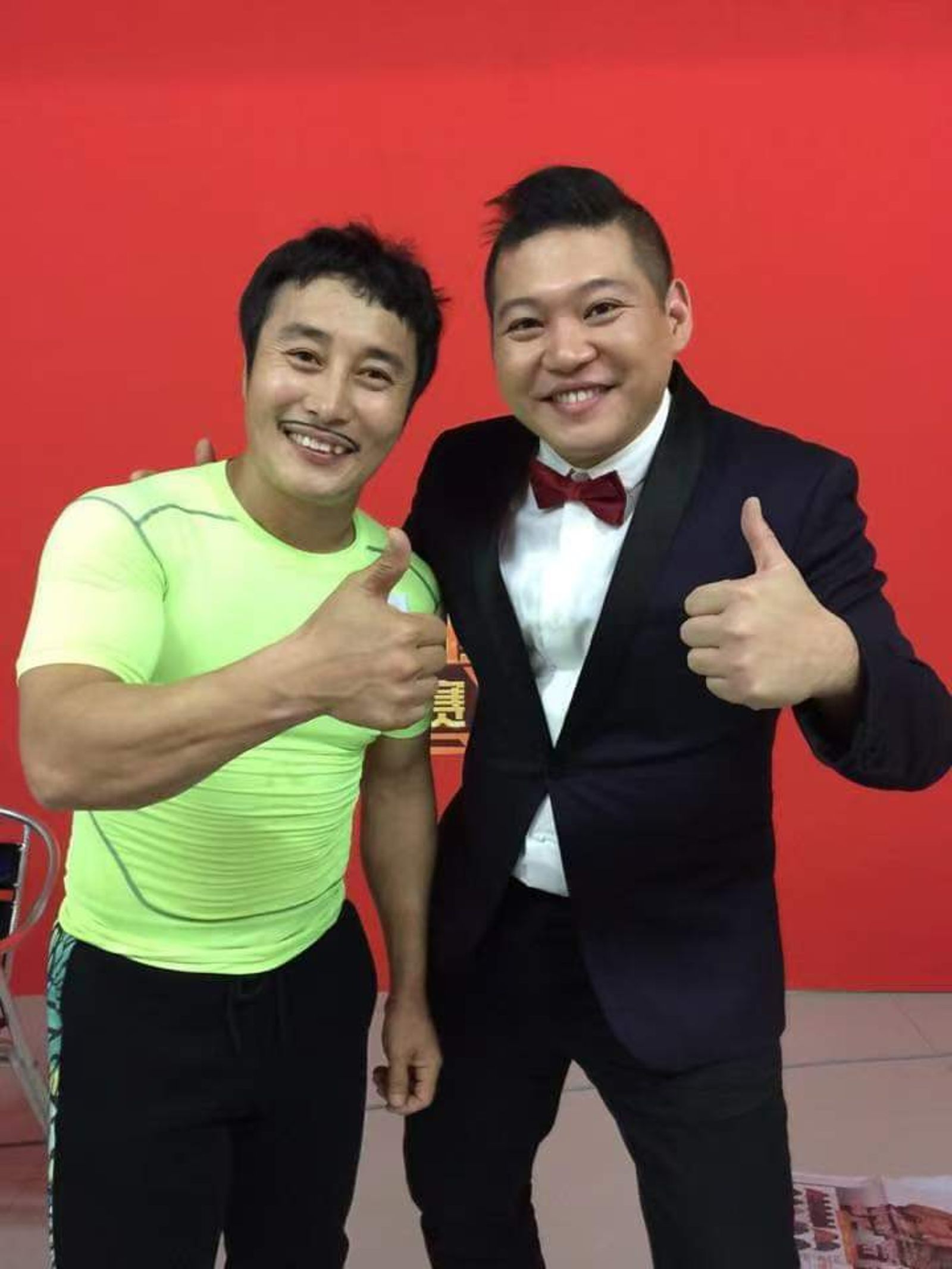 大愷(右)與金炳萬在上海曾搭檔主持節目《生活大爆笑》 。伊林娛樂提供