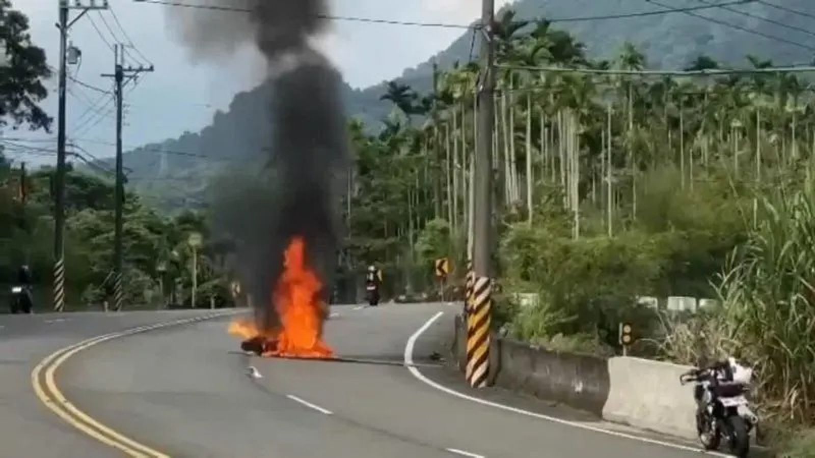 苗栗驚險！重機自摔起火　分局長路過急拿滅火器相救