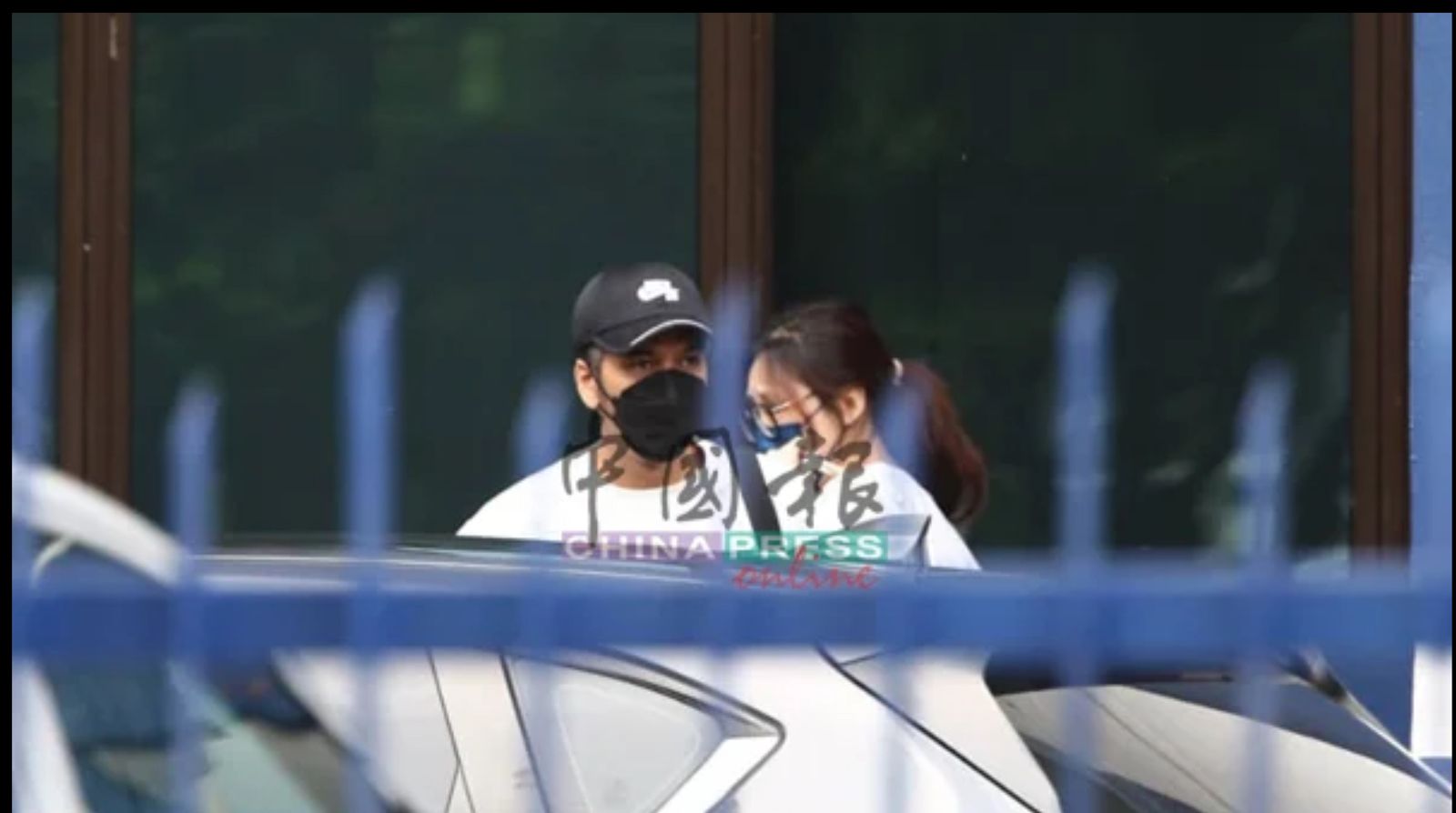 黃明志相戀15年的圈外女友，也現身警局。翻攝《中國報》