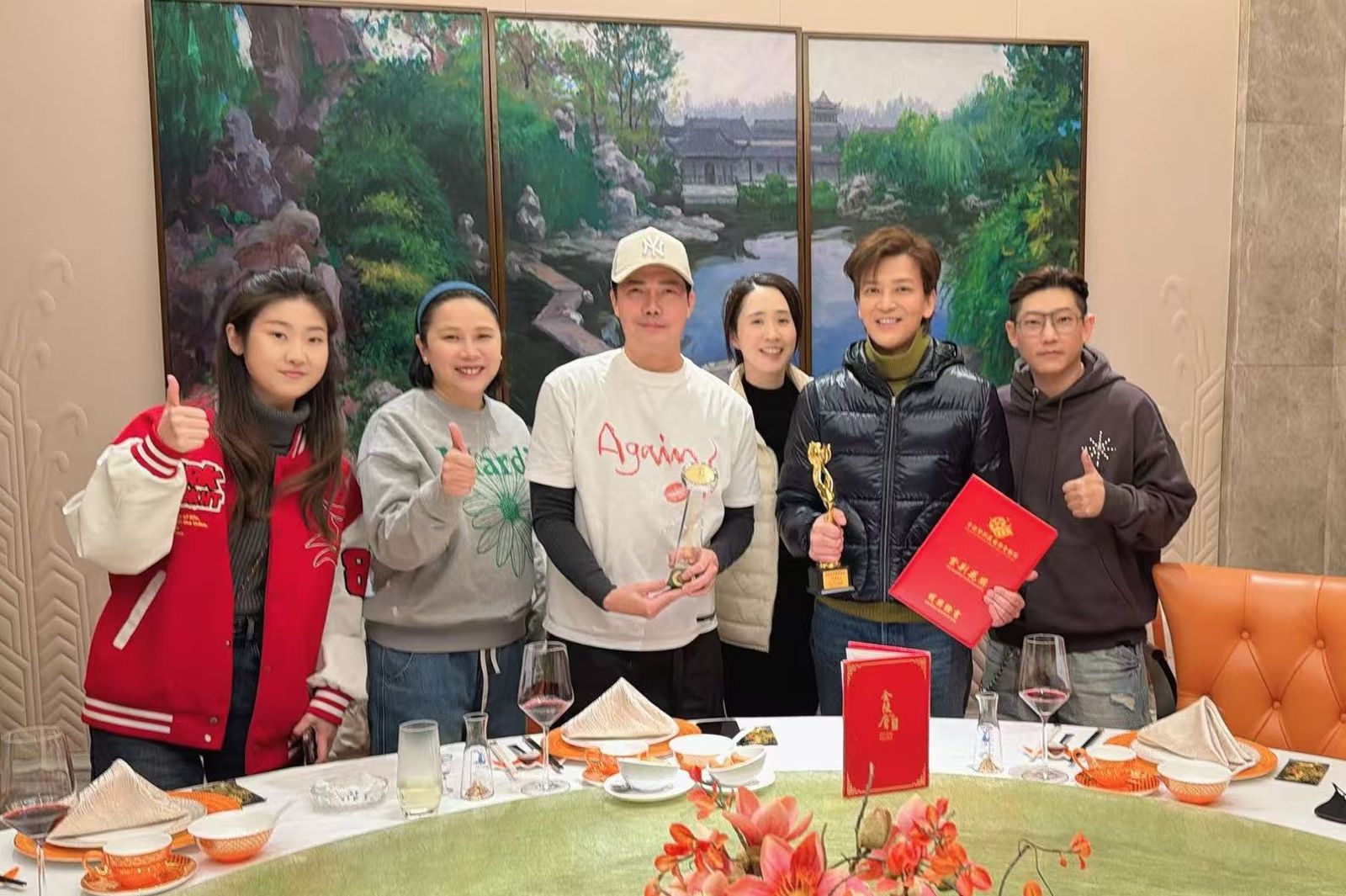 陳曉東與謝天華等人開心慶功。火爆娛樂提供