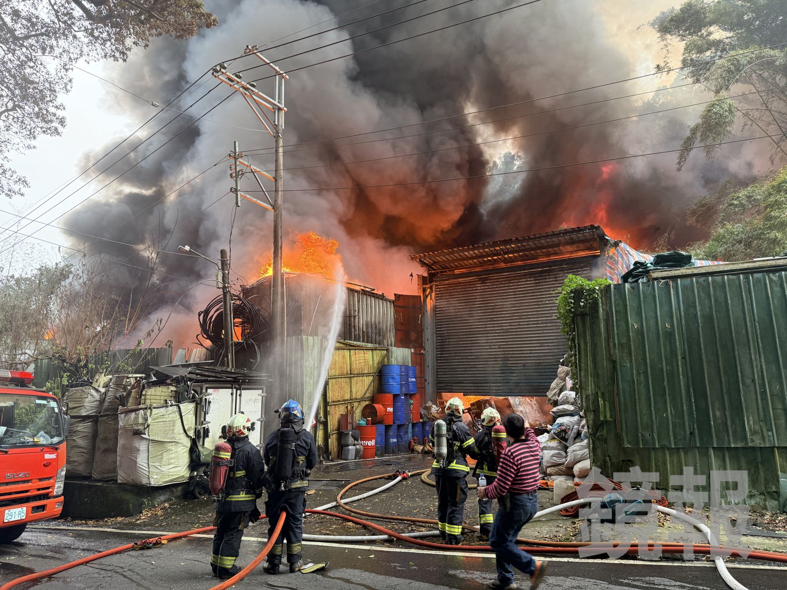廠房被火海吞噬，消防隊在場灌救。呂健豪攝