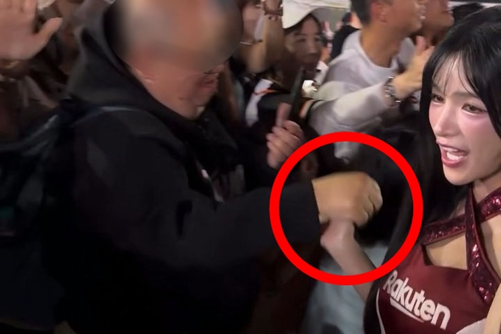 「樂天女孩」岱縈擊掌被噁男強抓嫩手！　畫面流出引爆球迷怒火