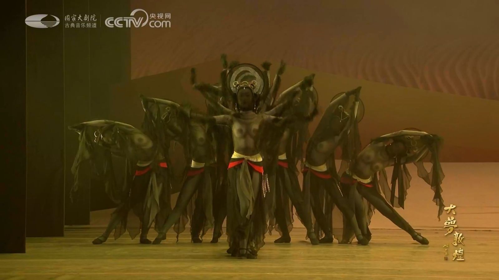 表演內容隨即引來許多網友批評，認為這次女舞者的裝扮「太色情」。圖／翻攝央視畫面