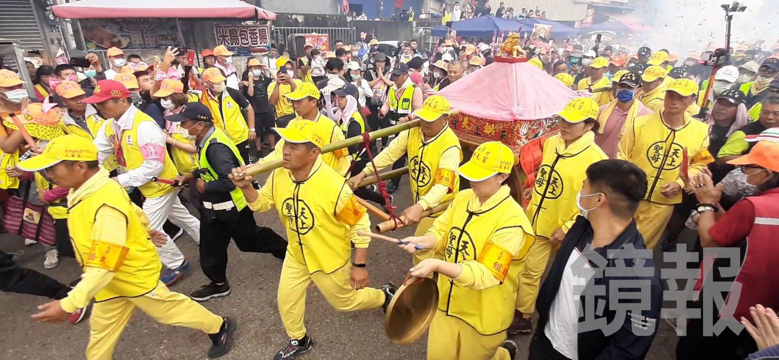 「粉紅超跑」11日晚間登轎出發，目前正在台中清水駐駕。辛啓松攝