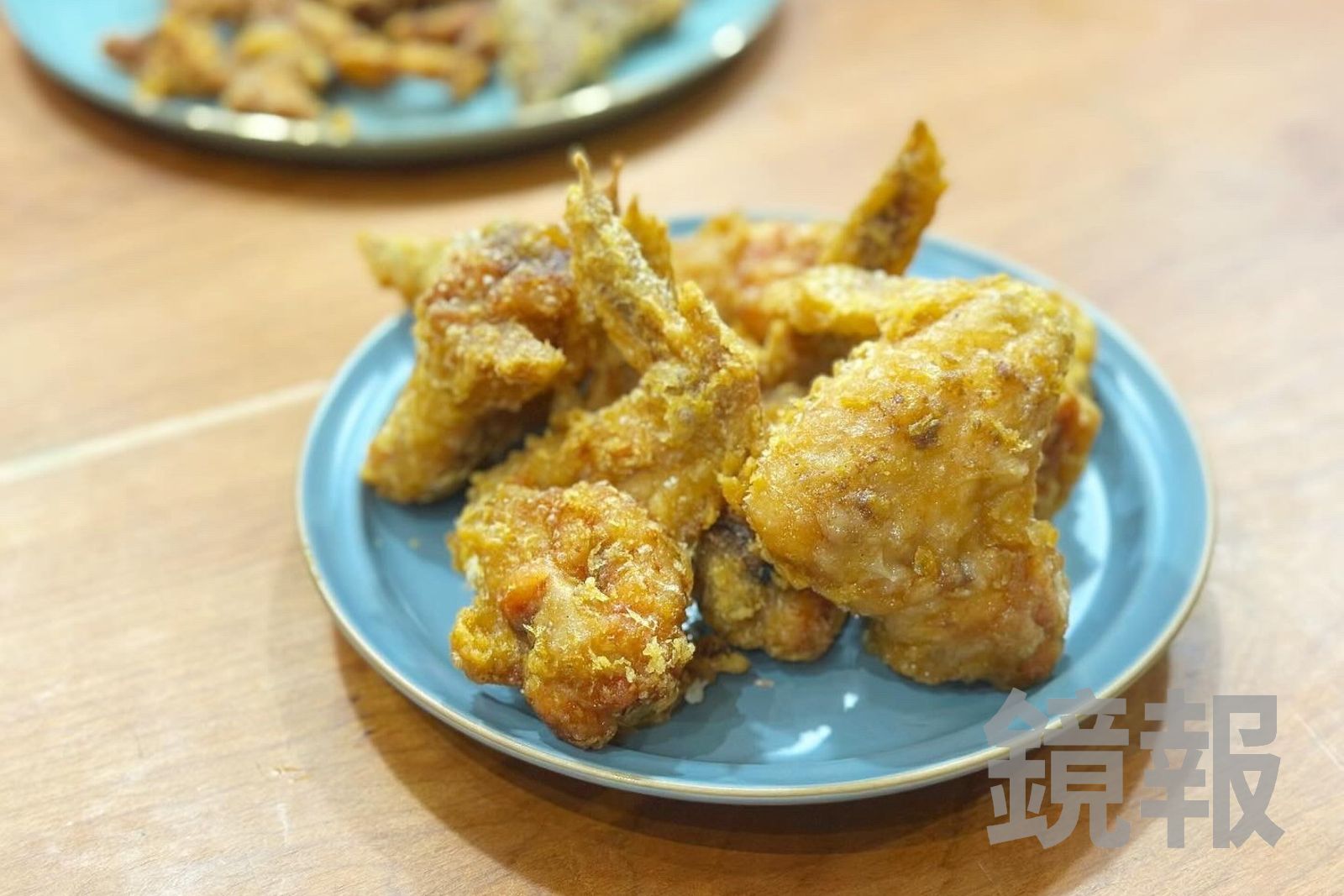 「台妹炸雞翅」麵衣薄酥，肉質嫩甜。（30元／支）