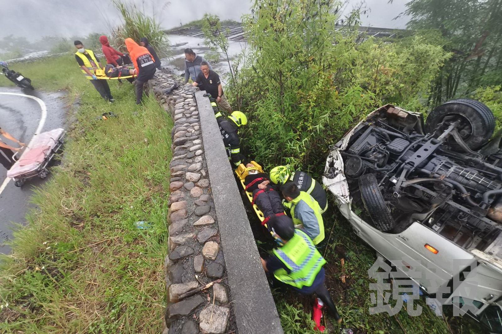 中巴翻覆邊坡畫面曝光!合歡山菲律賓團出車禍16人送醫 1人腦溢血2人骨折