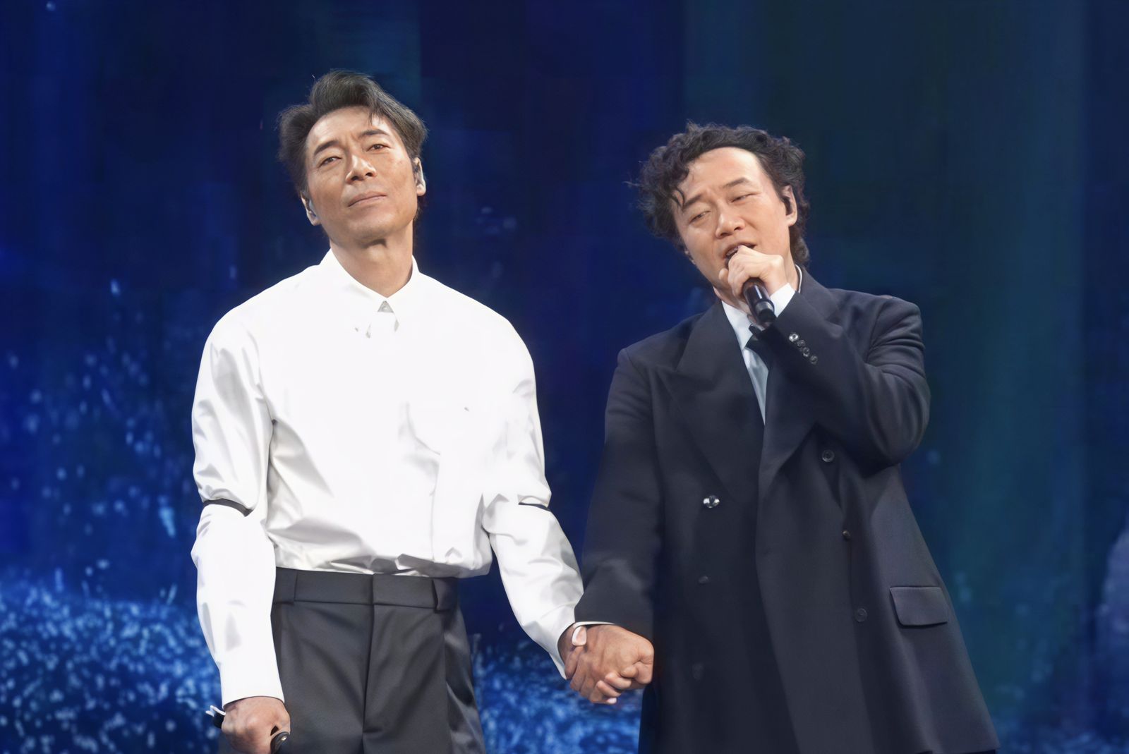 20261009許志安(左)8日首場邀來歌王陳奕迅牽手合唱。圖/翻攝andyhuichion IG