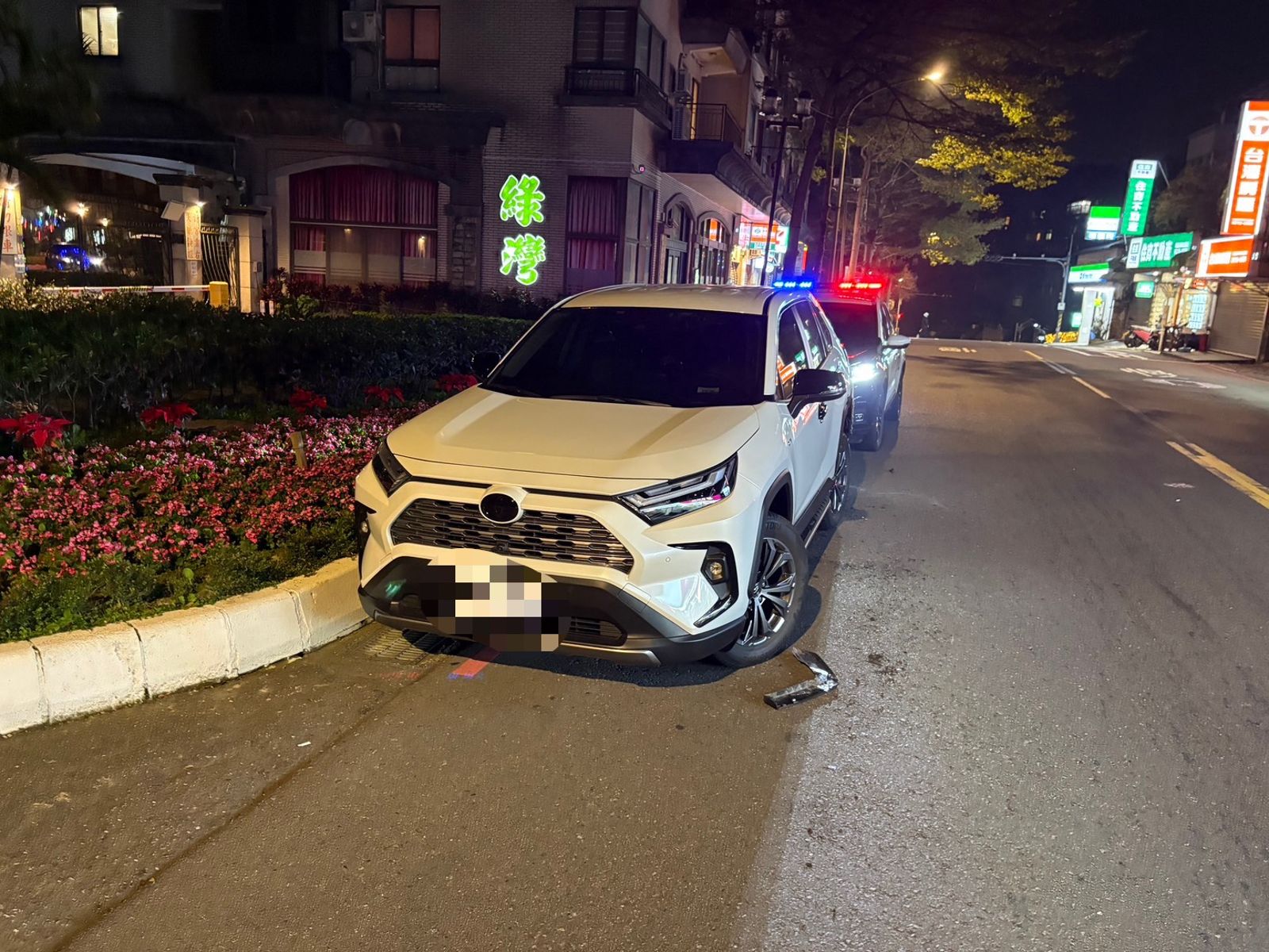 謝男停放路邊的車輛遭周格泰擦撞。翻攝畫面