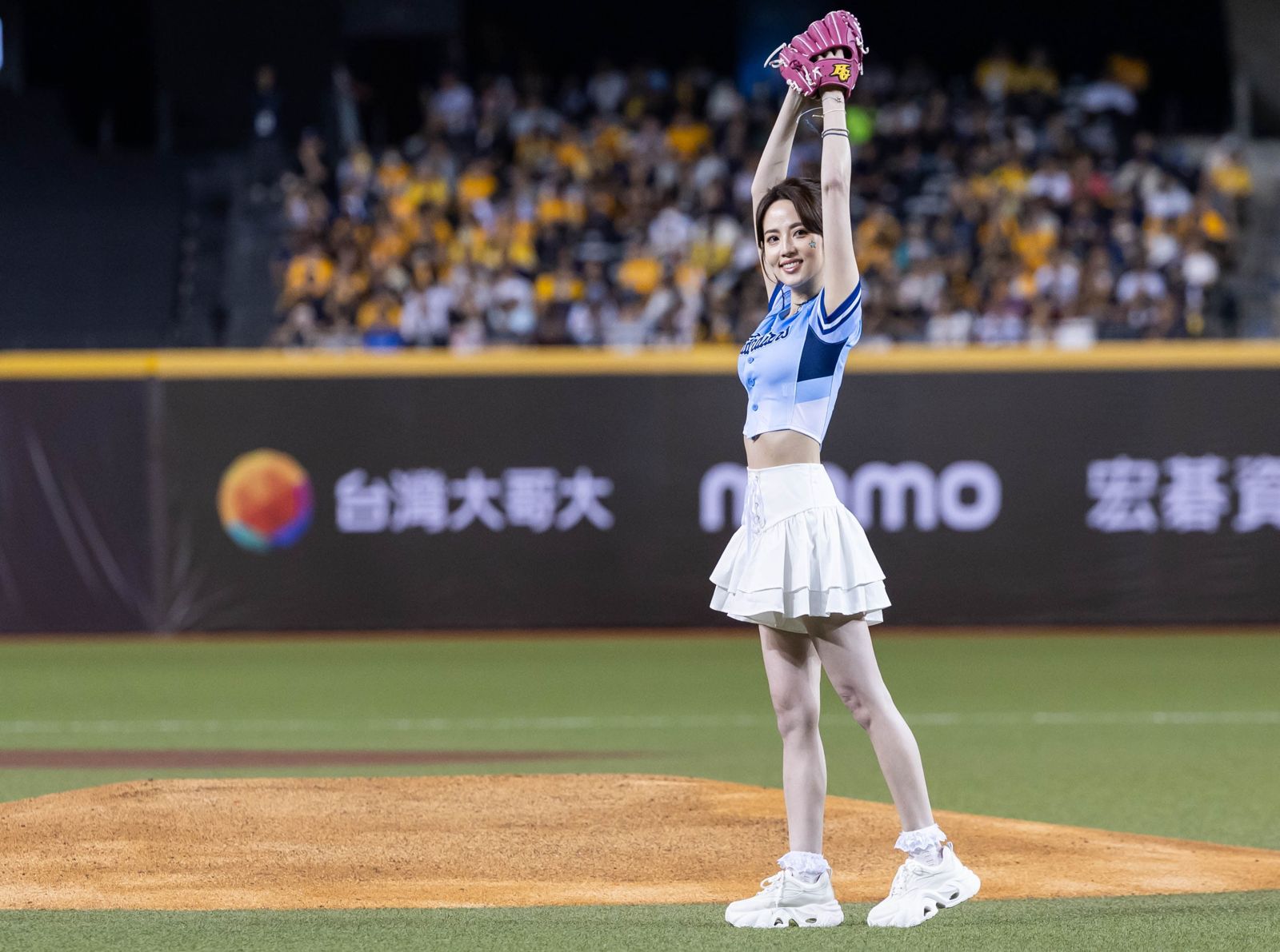 阿諾登大巨蛋開球！自爆「緊張到手抖」　急請教啦啦隊女神