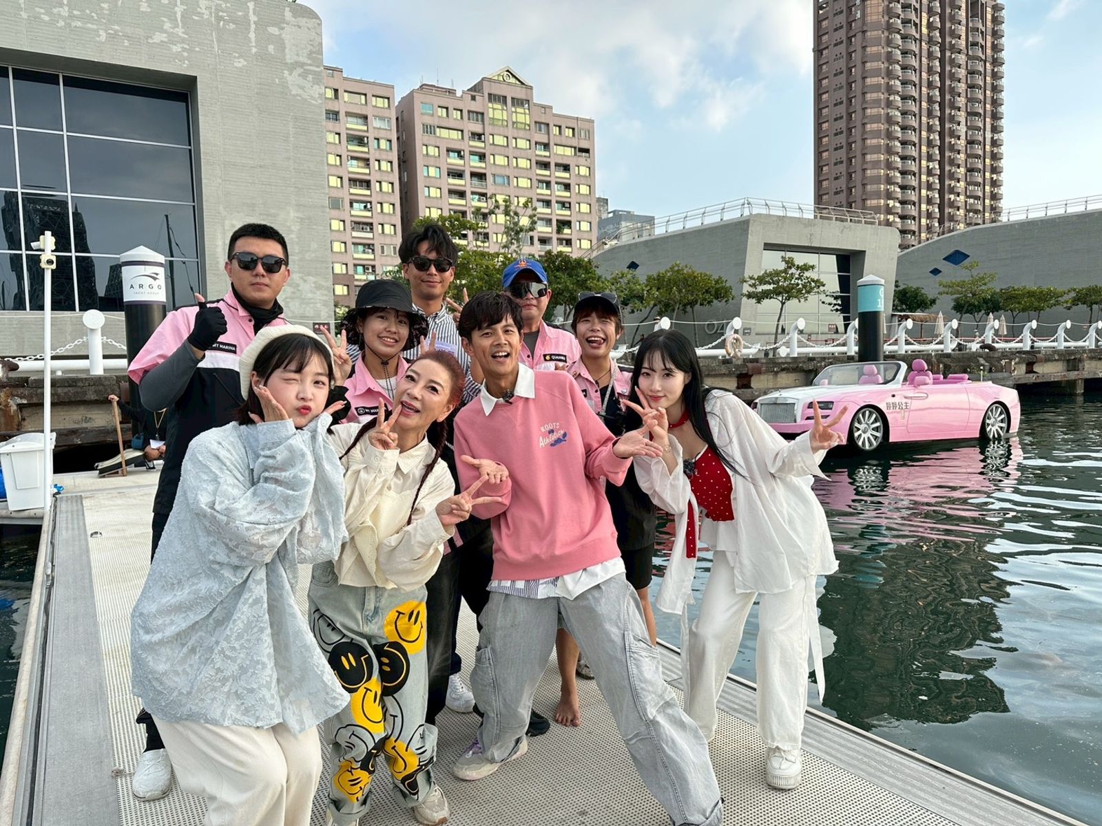 一行人準備登上「海上的勞斯萊斯」。民視提供