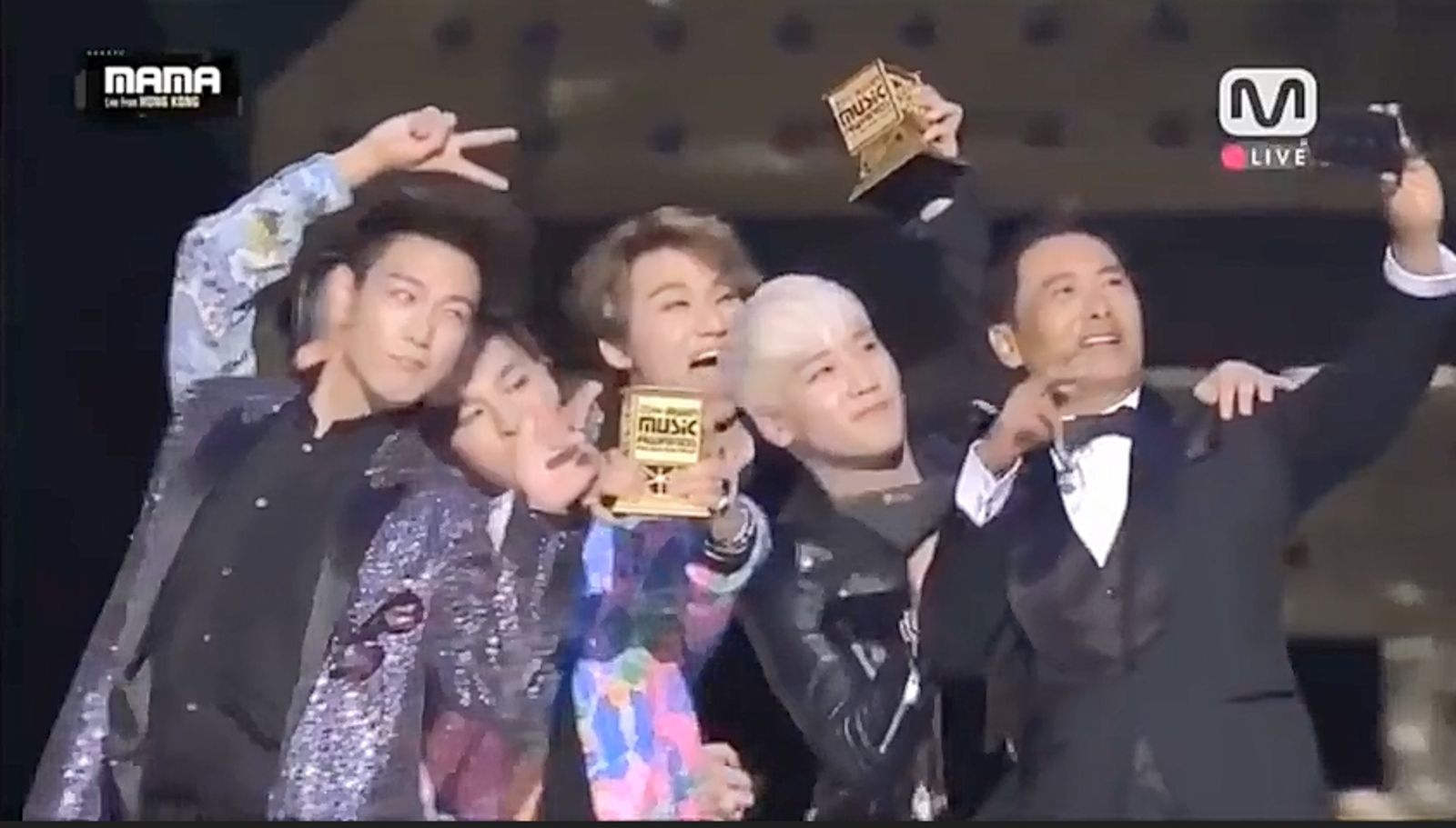 周潤發（右）當時將獎項頒給還是5人的BIGBANG。翻攝Mnet