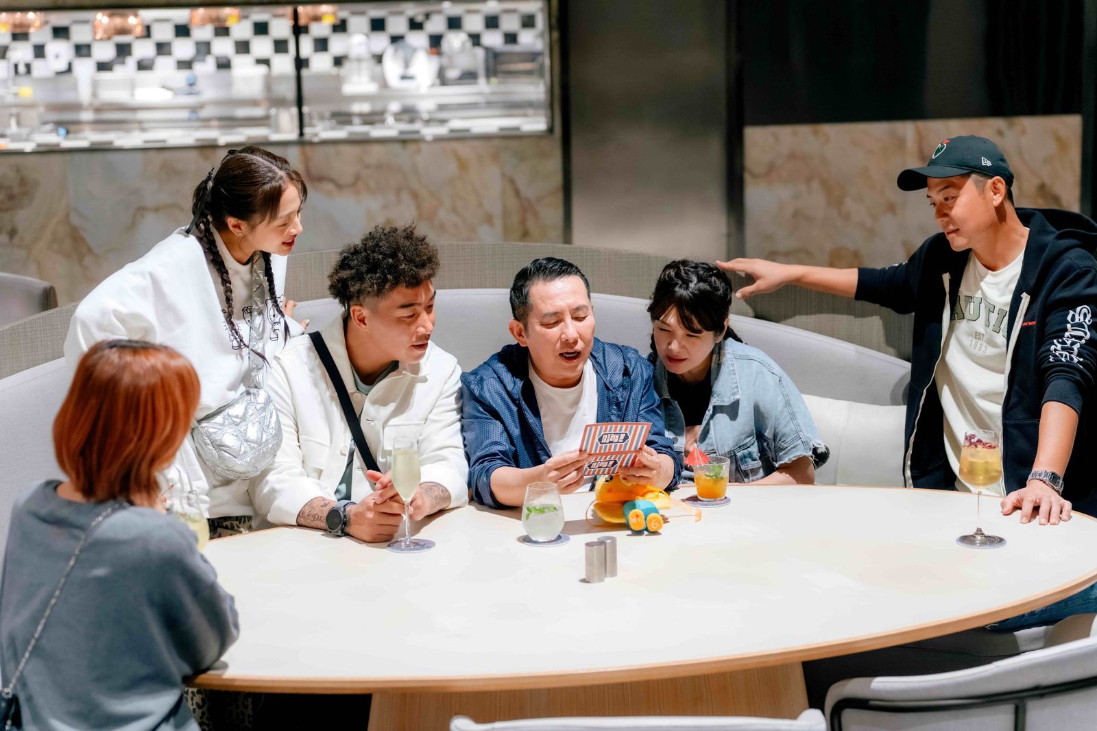 莎莎(左起)、吳映潔、郭泓志、屈中恆、Vicky、姚元浩共同複製記憶中的美味 。好看娛樂提供