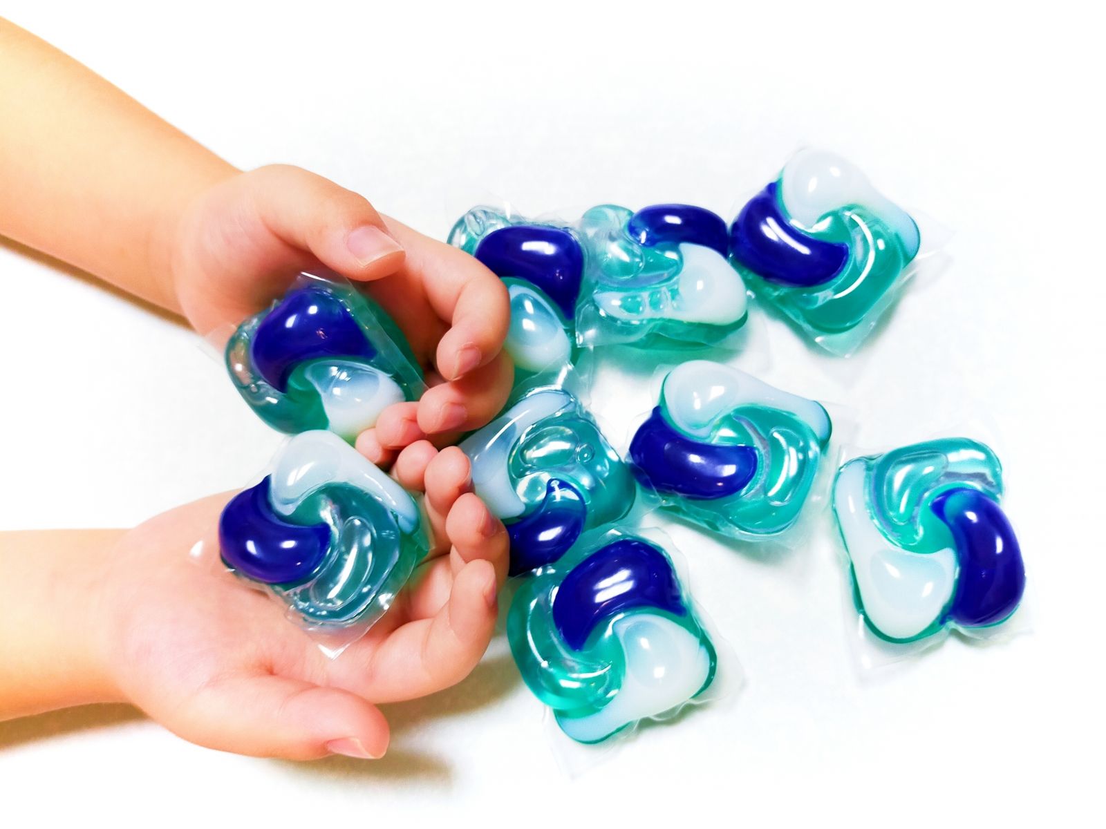 危險！「洗衣膠囊」黏住　她用力一撕竟爆開「濺到眼睛」視力剩0.06