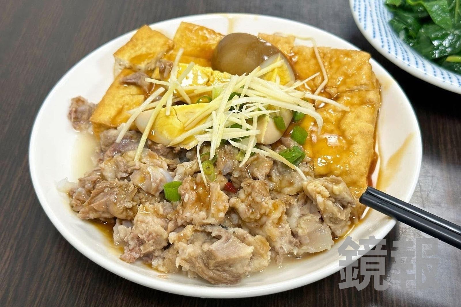 「骨仔肉」(60元/份)嫩軟有骨香;「油豆腐」(30元/2塊)豆香十足無油耗;「滷蛋」(15元/顆)蛋白彈Q、蛋黃入味。