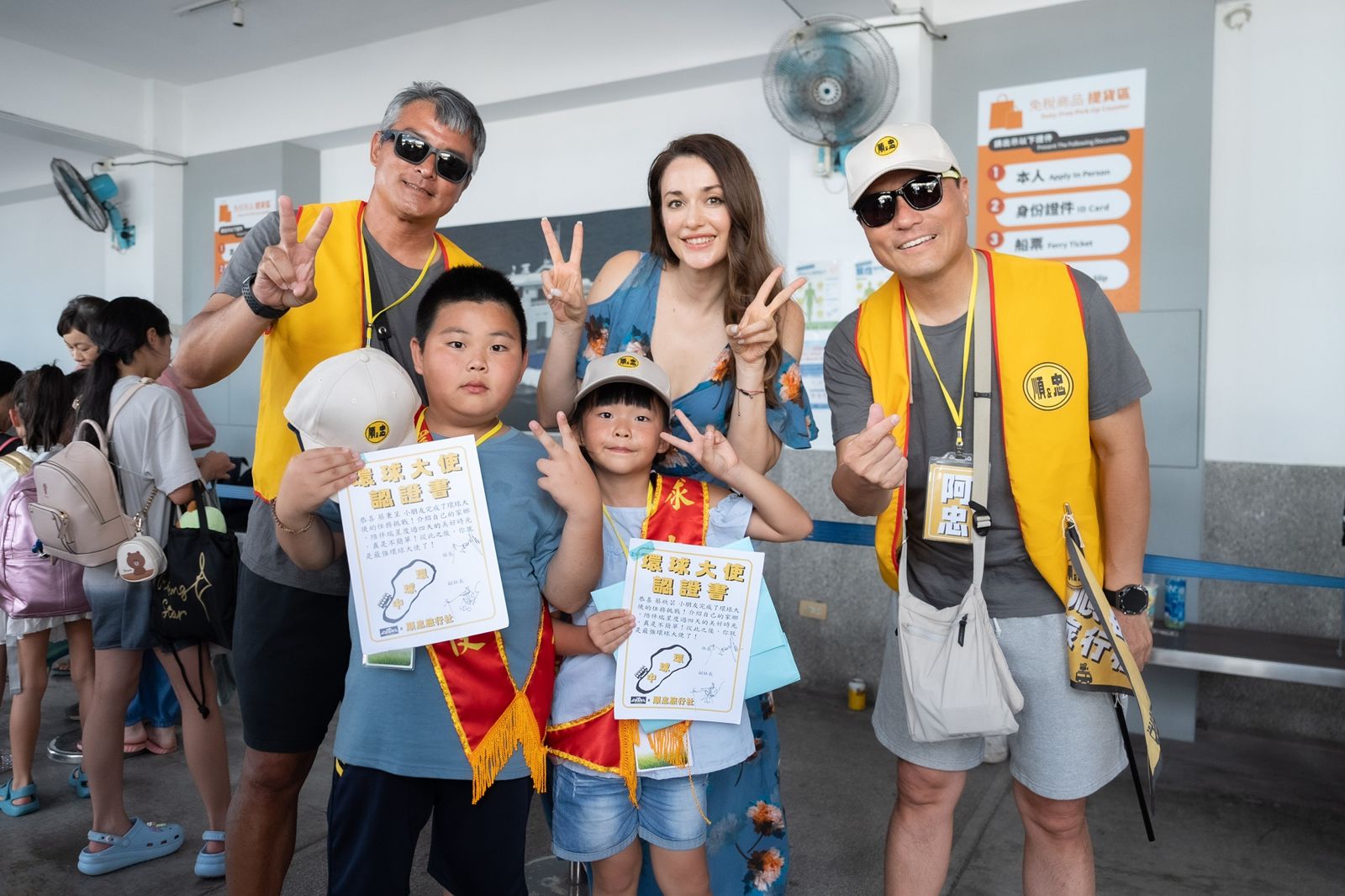 歐吉桑騎士》李銘順(後左起)、瑞莎、李銘忠,頒發證書給小琉球的小朋友們。公視提供