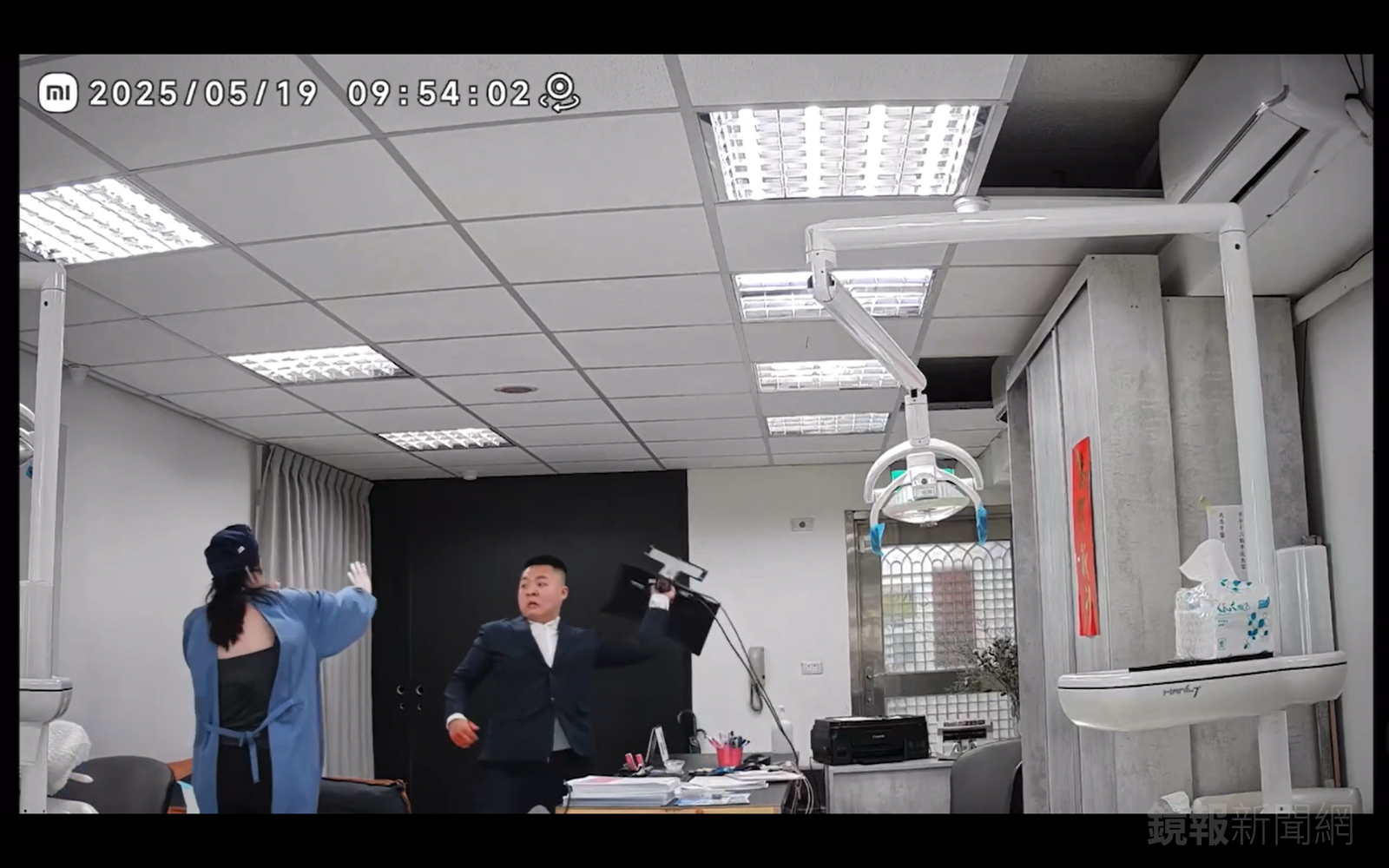 洗牙男子突然起身爆打女牙醫，遭旁人制止後仍持續追打，甚至拿電腦螢幕攻擊。