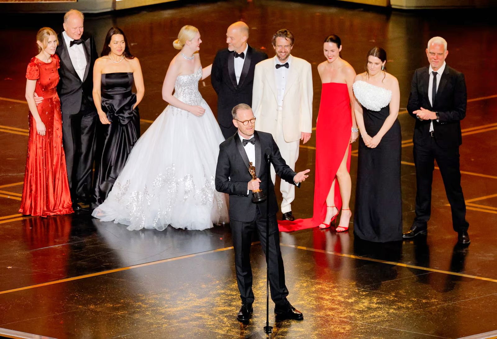 《情感的價值》導演尤沃金提爾 (前) 與劇組全家人共享奧斯卡最佳國際影片榮耀。海鵬影業提供