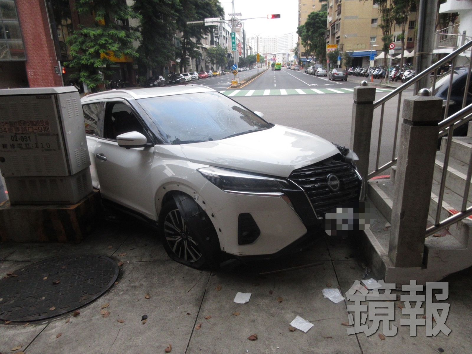 毒駕黃男清晨駕駛白色轎車,過彎失控撞上人行道與陸橋階梯,車頭嚴重受損。圖/民眾提供