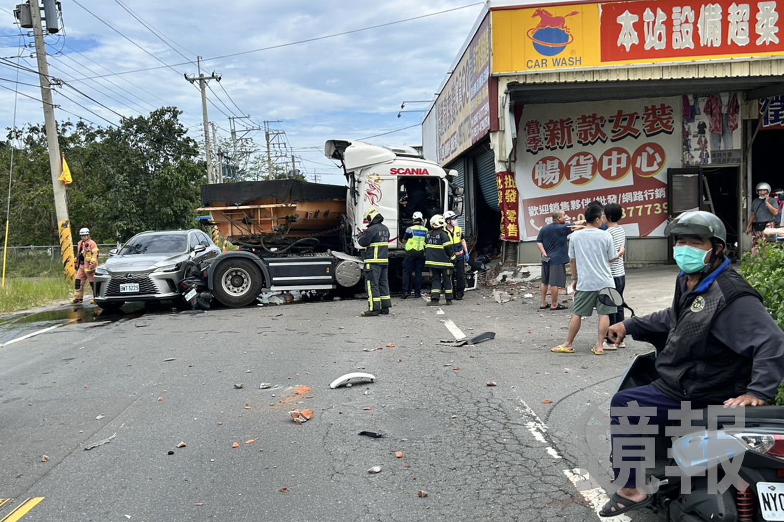 砂石車撞破民宅與賣場門口,車頭幾乎全毀,現場散落大量碎片與磚塊。民眾提供