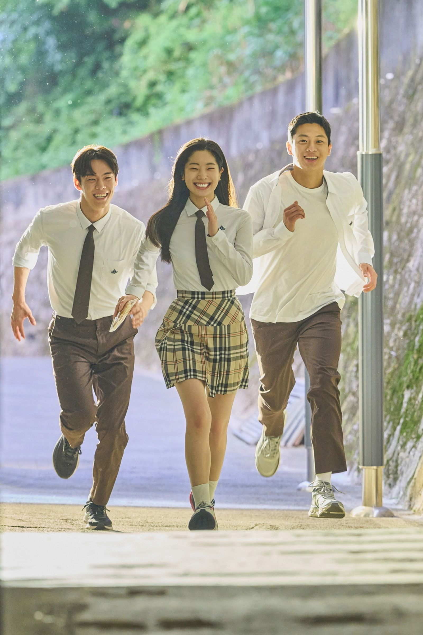 尹書彬(左起)、多賢、李信盈片中一同為了田徑夢想努力。原創娛樂提供