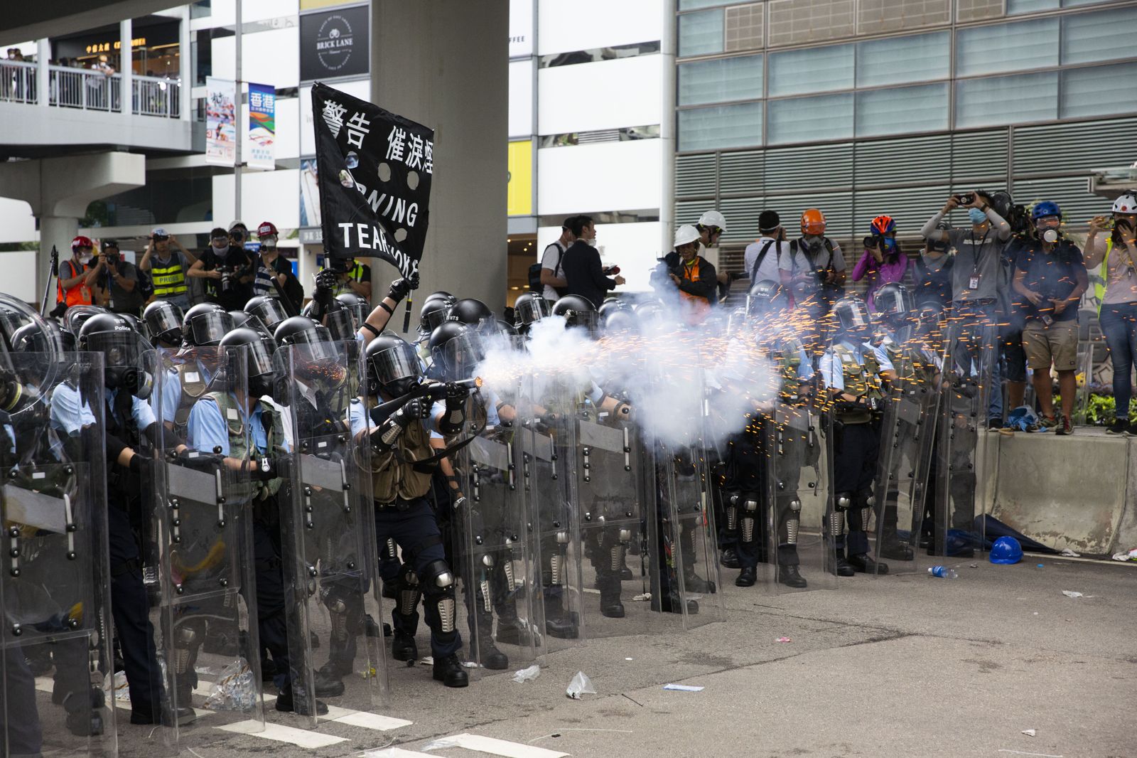 2019年6月12日「反送中」警民衝突，警方強勢發射催淚彈。圖／鏡週刊