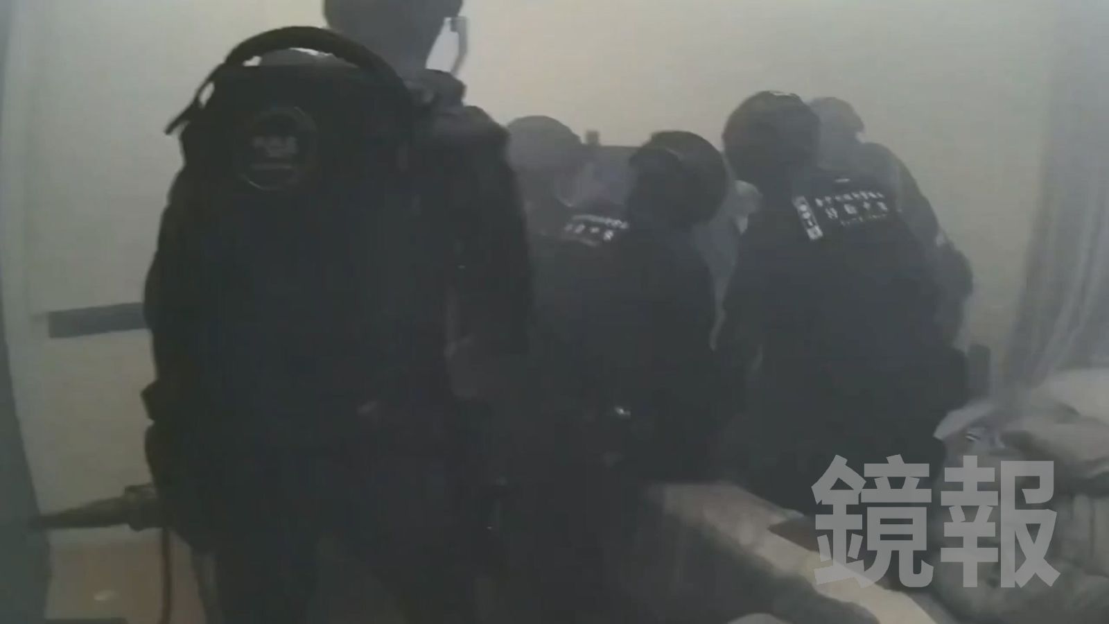 特勤警員破門後一湧而上,將郭男壓制上銬。民眾提供