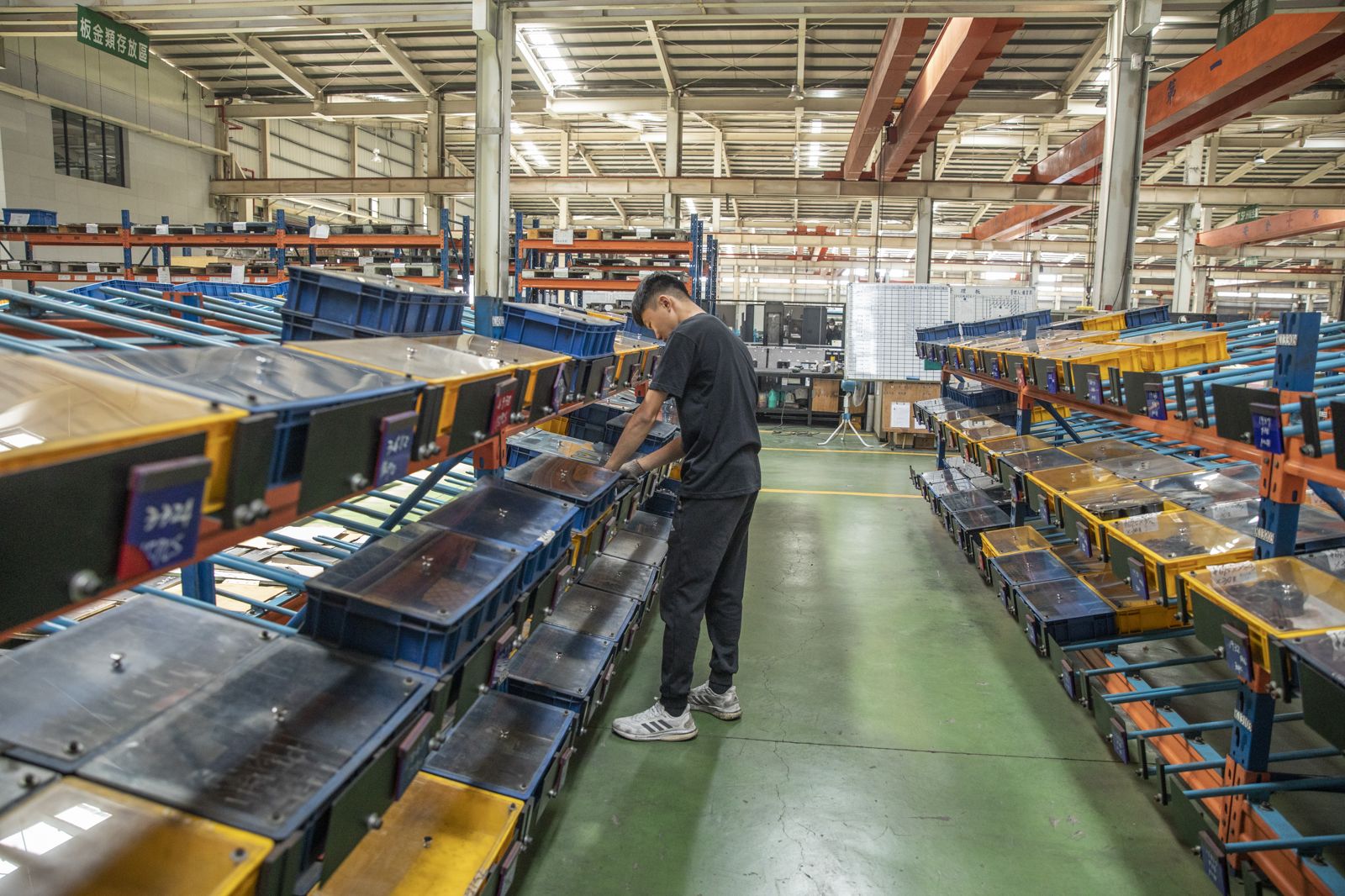 囤貨潮退、台灣製造業連續三顆藍燈　台經院：逾8成產業衰退