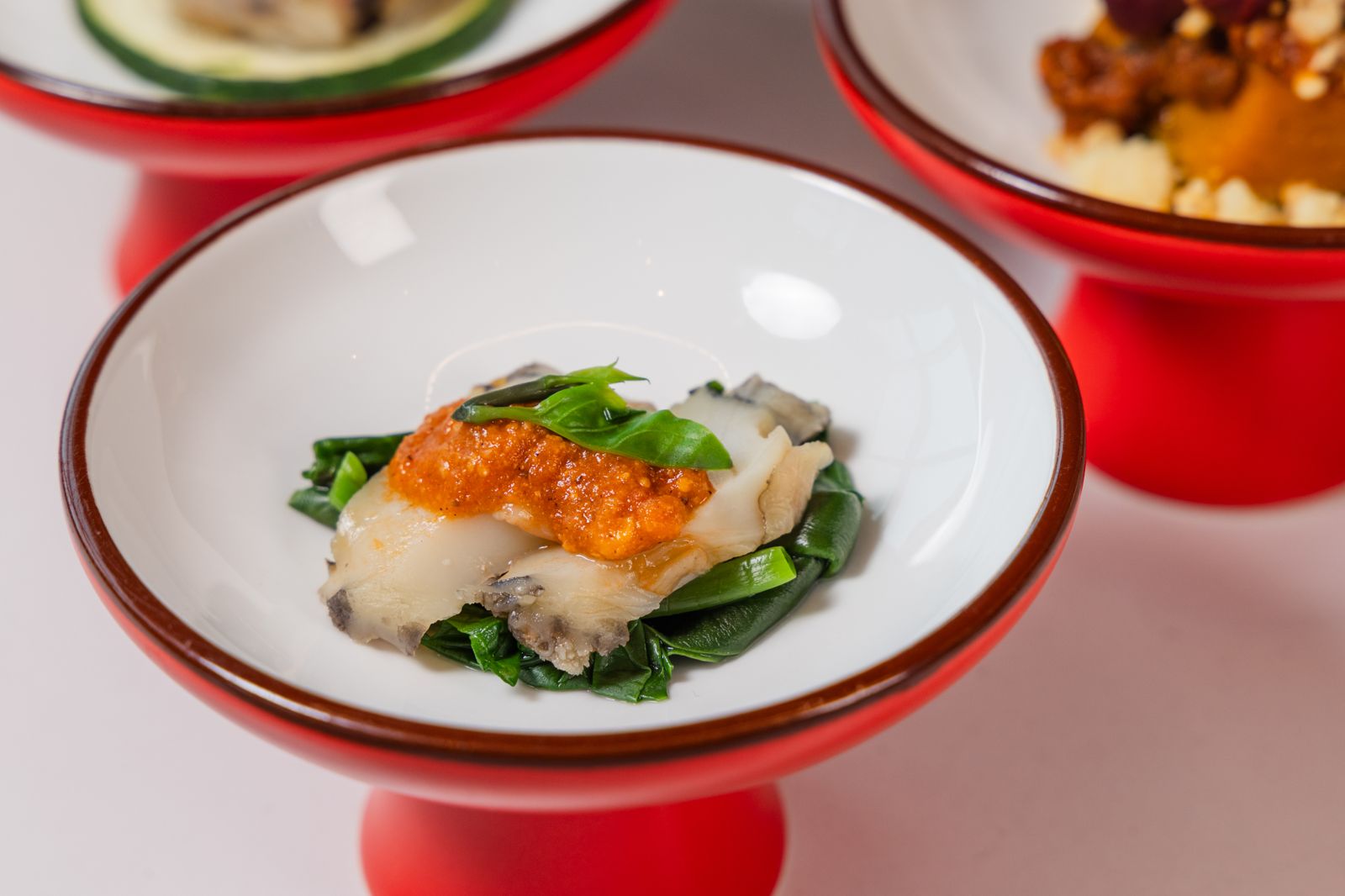 「煙燻鮑魚佐番茄淡菜」鮑魚口感彈牙上，細嚼皇宮菜帶著些微黏液感，質地滑順。（圖片由饗賓集團提供）