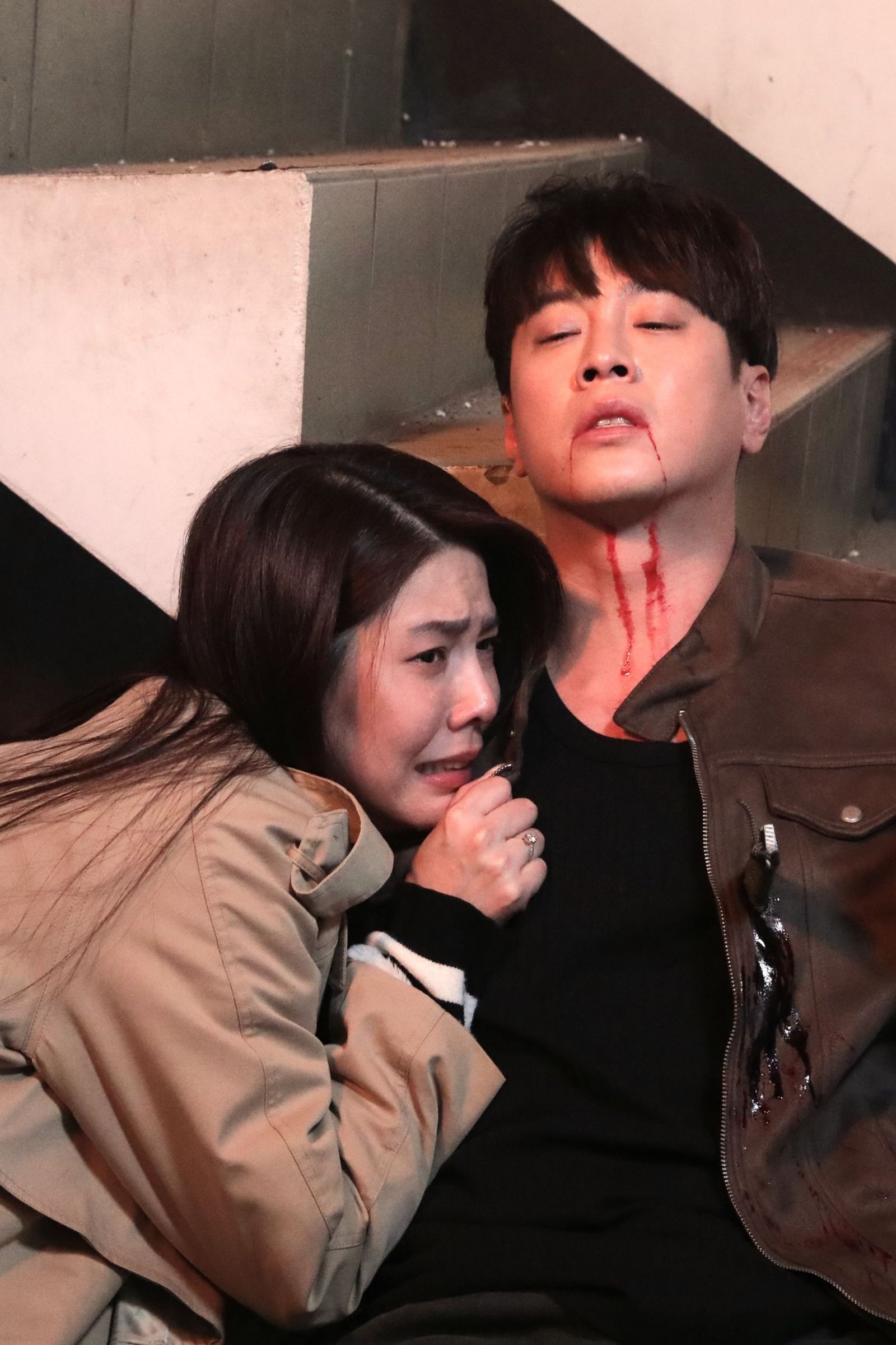 白家綺（左）眼見吳東諺倒下崩潰痛哭。民視提供