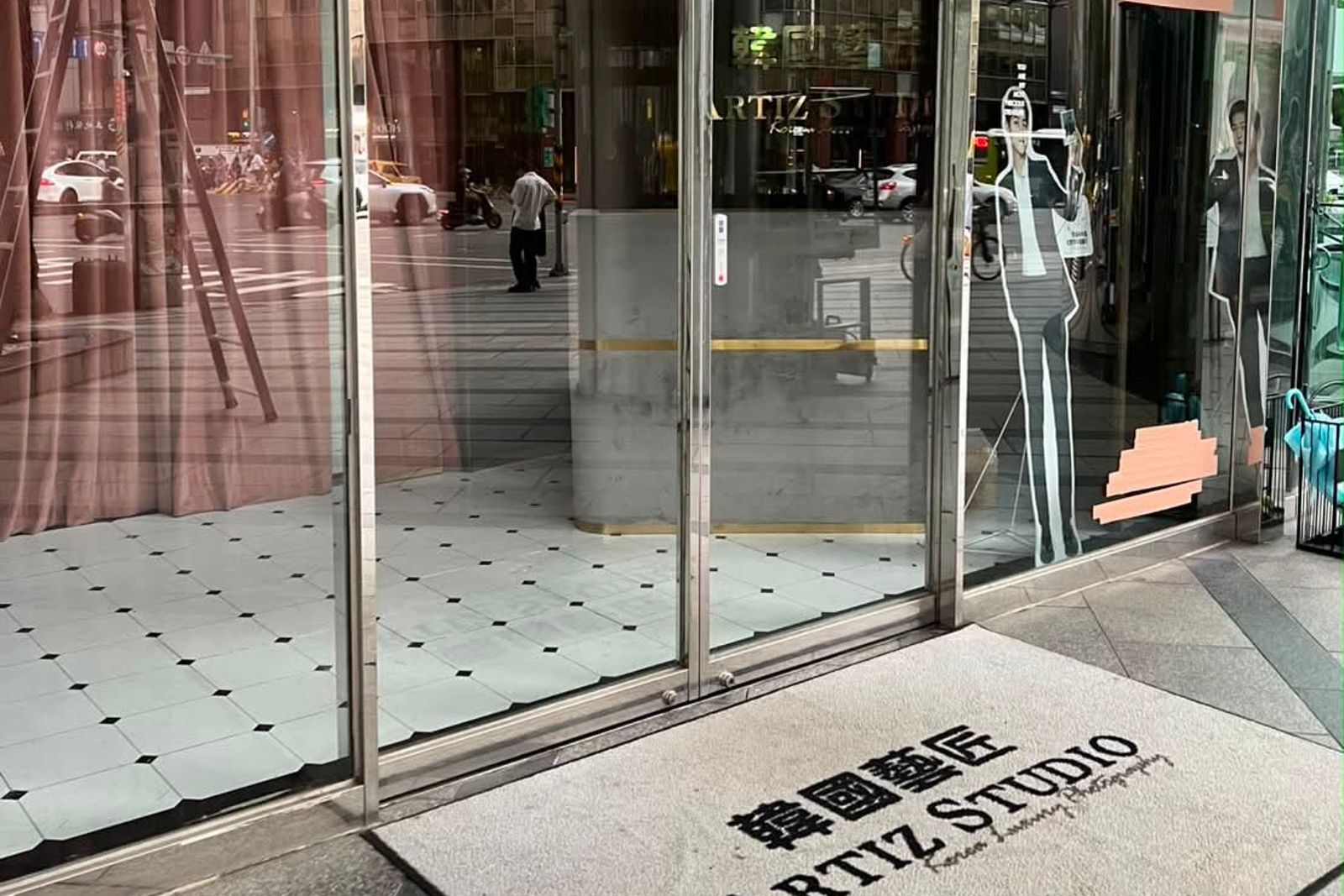 韓國藝匠才爆出倒閉,門市隨即封閉。圖 /翻攝自Threads@srene___8989