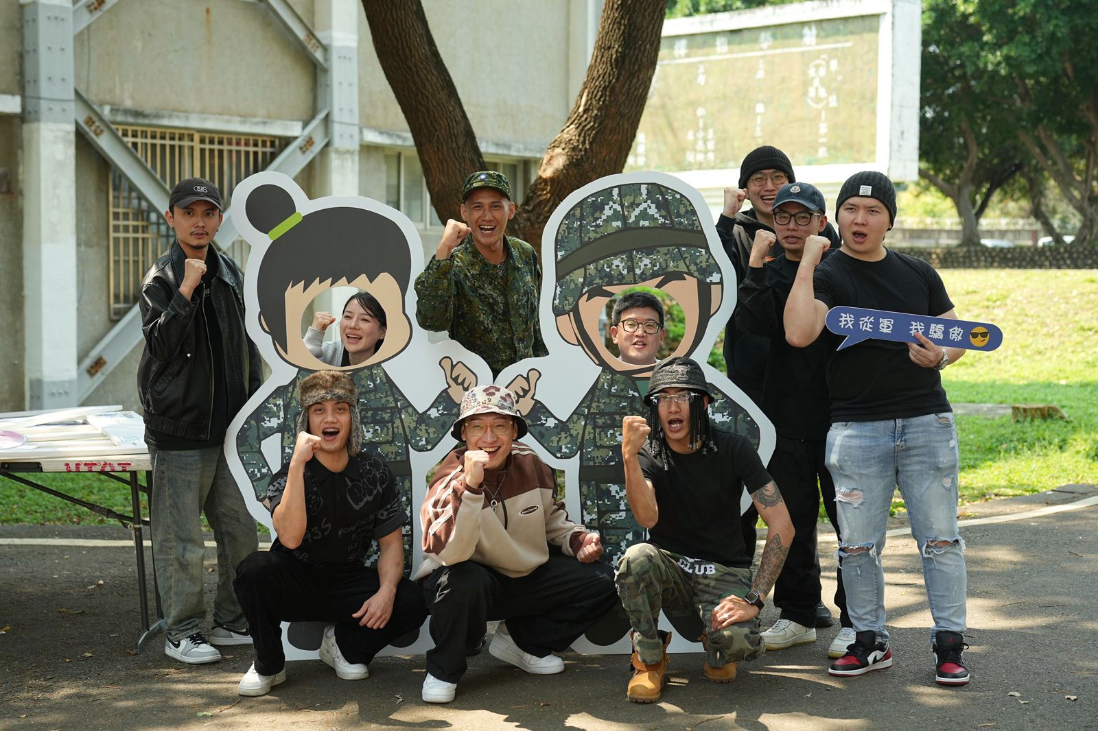 阿夫(中上)與好友們來參加懇親會。台視提供