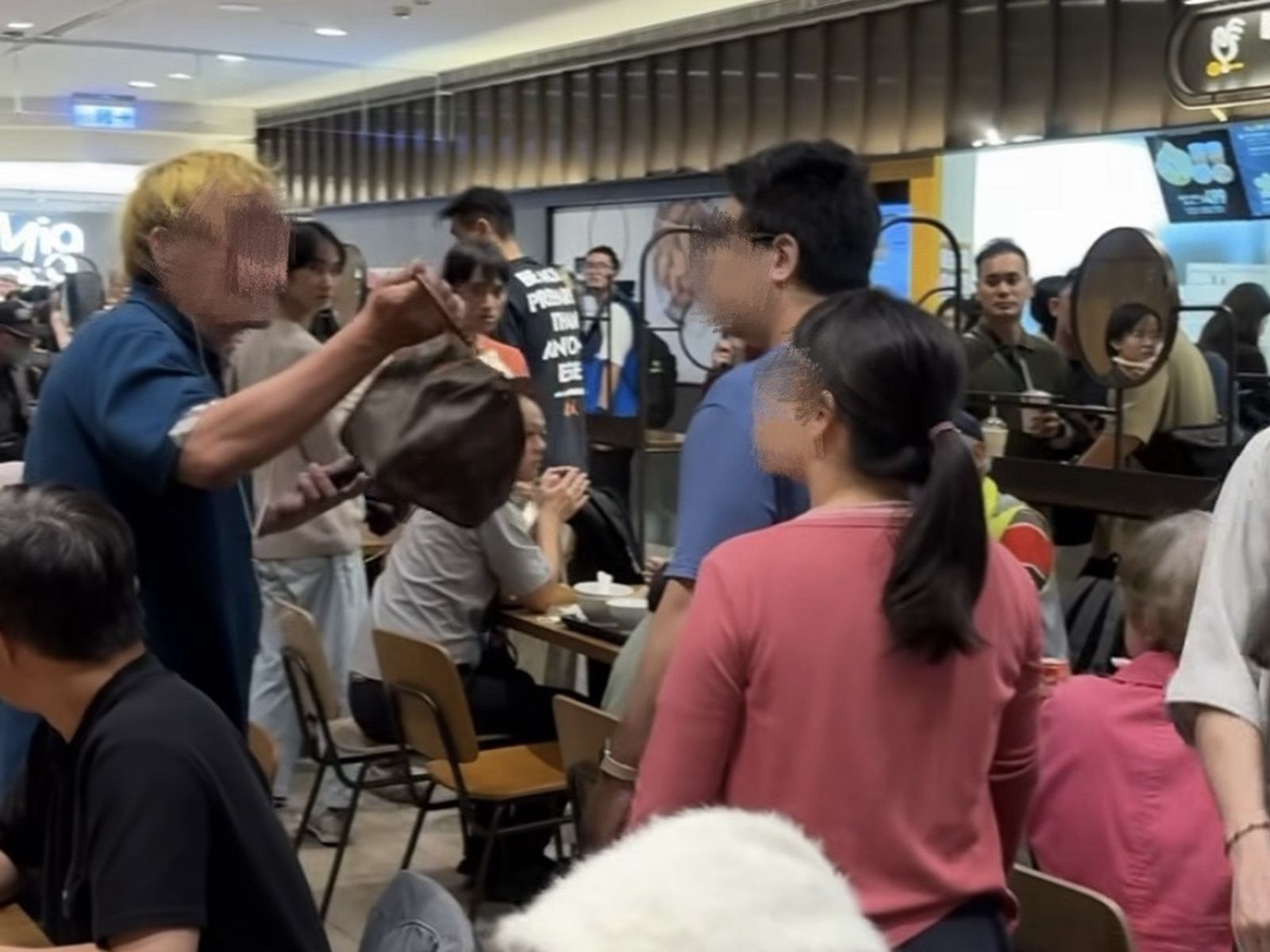 台北101美食街驚見隨機攻擊!男用餐突遭「包包K頭」 喊耳鳴傻眼:根本不認識他