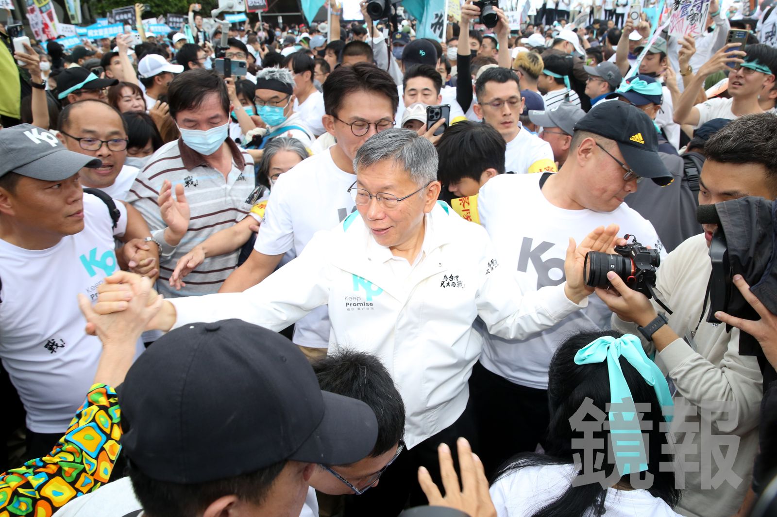 柯文哲遭台北地院重判17年，大批支持者今日集結凱道抗議，現場氣氛緊繃。圖／董孟航攝